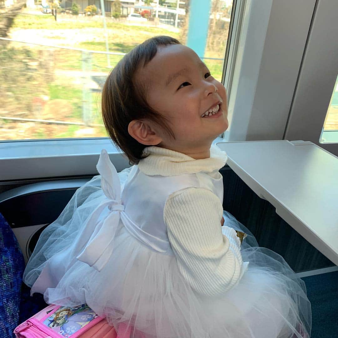 揚田亜紀のインスタグラム：「#父親職場見学で牛久のヒナ歯科&ケアクリニックに #最近プリンセスにはまり普段着がコレ #場違いだから、と阻止しても頑なにコレ #牛久でさらに浮きまくる #真剣な父親の顔に緊張して話しかけられず #牛久のステーキ宮、にて緊張ほぐれて嬉々 #汚れるからスカート、タイツにイン #なんでもご機嫌  ア主人のだしっ  #2歳#2歳児#からて#空手キッズ#女の子ママ#育児 #育児日記#港区#港区ママ#インスタ映え#baby#cute#cutebaby#プリンセス#お姫様#シンデレラ」