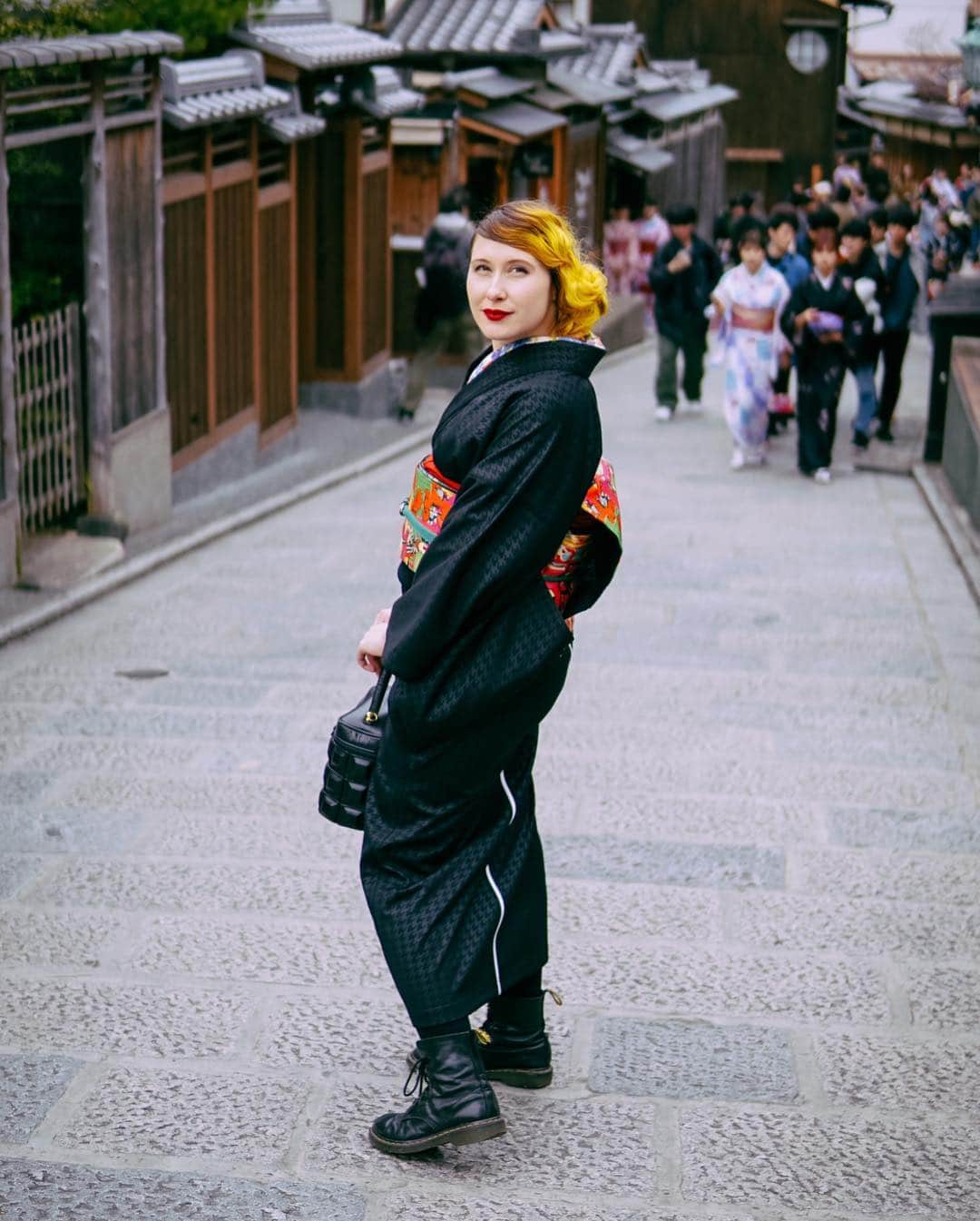 Anji SALZさんのインスタグラム写真 - (Anji SALZInstagram)「How’s April treating you so far?  I’ve been locking myself into my house for days to work on upcoming kimono designs, and I only come out for my tours 😂  So this is a look from when I was in Kyoto last month - just love my jersey kimono from @jotaro_saito_ginzasix because it’s comfy like wearing jammies 🥳🙌🏻🖤 but looks chic at the same time. And my new obi from @gofukuyasan whom I’ll be collaborating with. Also I’m stocking their items on my shop over at @salzkimono 💀🔥👘 so hit me up if you ever want something from them and are living overseas 🌎 皆さんは元気してる？ 私は現在色々なデザイン描く途中で家からツアーのためしか出ない状態w 😴🤣 このコーデはこの間、京都に行ってきたときの。 @jotaro_saito_ginzasix のジャージ着物はマジで好きすぎて🙈 パジャマみたいに気持ちいいけど、お洒落w 帯は @gofukuyasan の猫温泉♨️🐈のもの。 #salztokyo #mainichikimono」4月10日 1時03分 - salztokyo