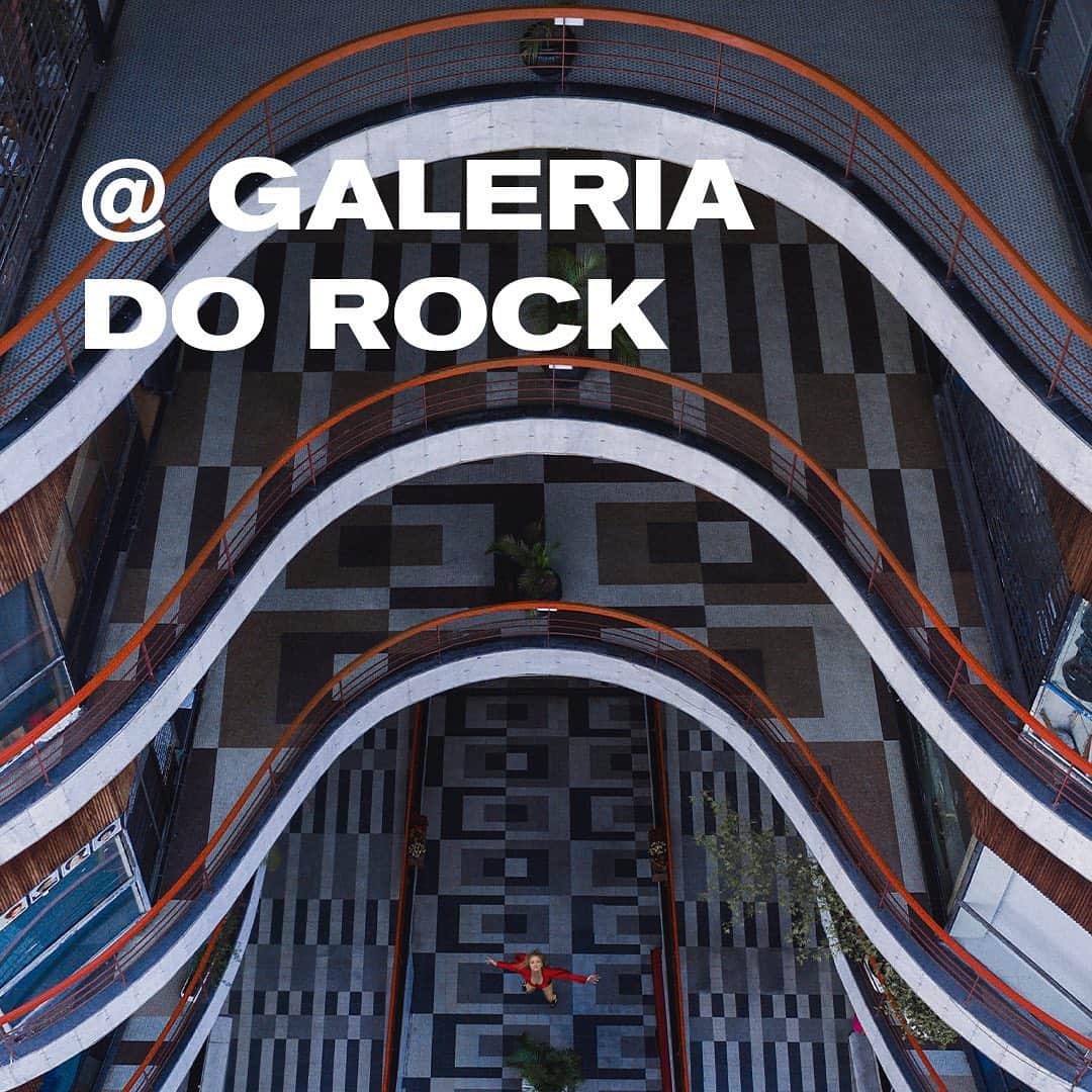 Schutzのインスタグラム：「Construída em 1963 para abrigar o novo pólo da moda e elegância do centro novo de São Paulo, a Galeria do Rock, então “Centro Comercial Grandes Galerias”, chegou a abrigar mais de 100 alfaiates e costureiras quando de sua inauguração. A ideia original não deu certo, porque São Paulo começou a receber os shoppings centers então. Após quase uma década vazia, a galeria recebeu, em 1976, a primeira loja paulistana dedicada à estética punk: mal recebida no início, os demais lojistas tentaram impedir a instalação de lojas dedicadas ao rock porque elas ofenderiam a moral e os bons costumes. Claramente não deu certo: de lá pra cá, o centro comercial passou a ser conhecido como Galeria do Rock, que chega a receber 35000 pessoas por dia, em sua maioria mulheres, que não se quiseram se encaixar no modelo que a sociedade criou pra elas. Mulheres fortes, que pisam fundo dentro de suas botas e coturnos e são donas de si. Acesse o passado. Crie seu futuro. Unlock your City. #schutzfall #unlockyourcity」