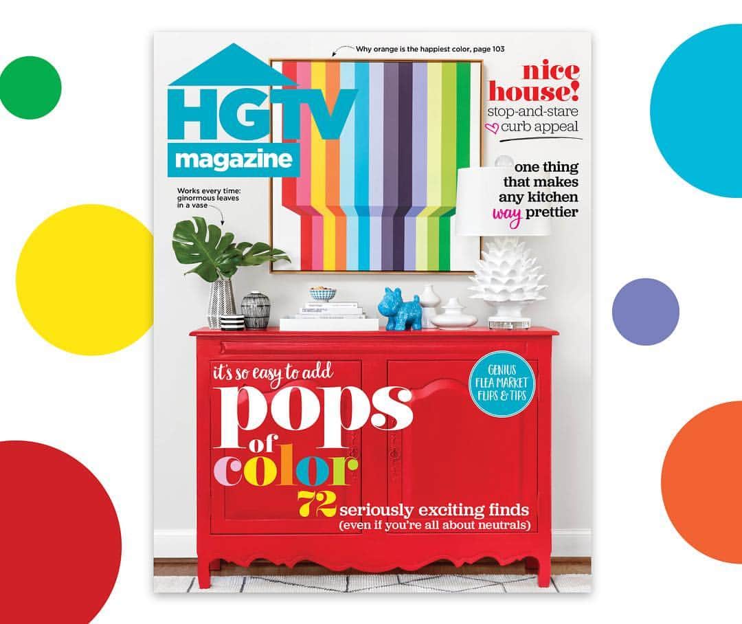 HGTVさんのインスタグラム写真 - (HGTVInstagram)「The May issue of #HGTVMagazine is on newsstands now, and has all the #PopsOfColor you never knew you needed🌈 Pick up a copy for stop-and-stare curb appeal, easy ways to refresh your space and so much more🙌🏼 // 📸: @lisaromerein // Stylist: Matthew Gleason」4月10日 1時15分 - hgtv