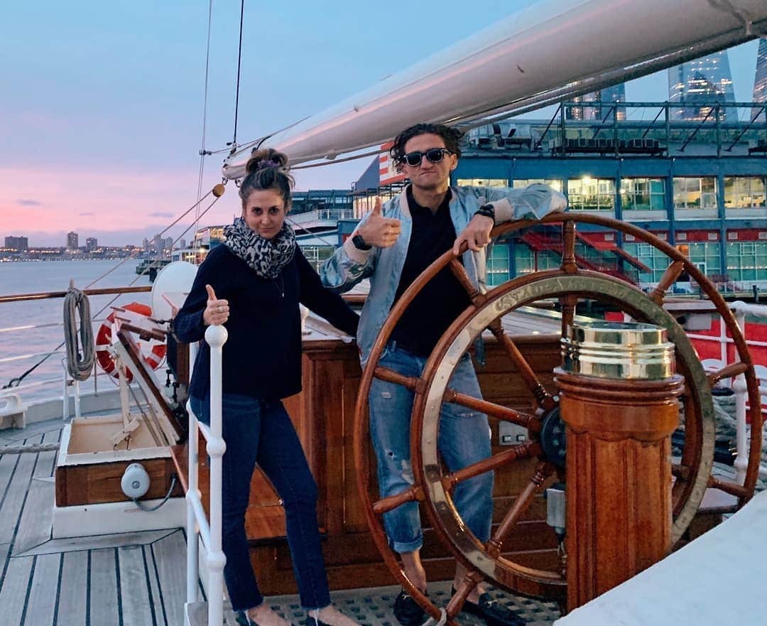 ケイシー・ネイスタットのインスタグラム：「my super sassy wife @billy and i sailing the @stadamsterdam into our hometown port of NYC ⚓」