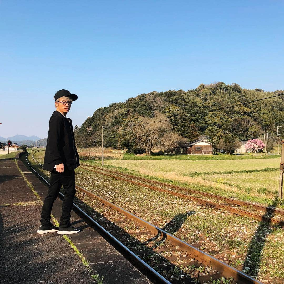 田村淳さんのインスタグラム写真 - (田村淳Instagram)「のどかーな無人駅…線路に降りて写真を撮ると怒られるから気をつけなきゃって意識し過ぎて顔がこわばっとるやん^_^  #線路#無人駅#無尽#布陣#肝心#用心#先人#イソジン#だだいまのあとは#ガラガラジンジン#ガラガライソジンジン」4月10日 1時21分 - atsushilb