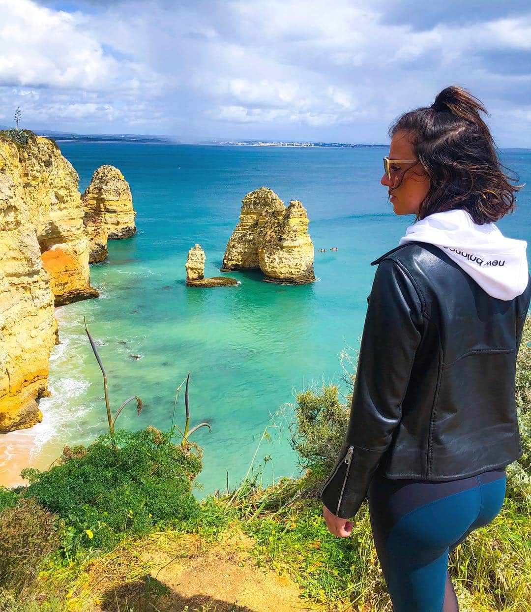 ルーシー・メックレンバーグさんのインスタグラム写真 - (ルーシー・メックレンバーグInstagram)「I never knew Portugal was so stunning!! 😍🏝☀️」4月10日 1時21分 - lucymeck1