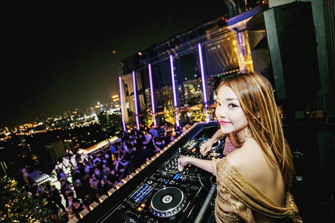 Nicole Chenさんのインスタグラム写真 - (Nicole ChenInstagram)「DJ for the Opening of @spectrumrooftopbkk in Bangkok #dj #djane #work #bangkok #spectrumrooftopbkk #nicolechen #hyattregency #thailand」4月10日 1時28分 - nicolechen.tv