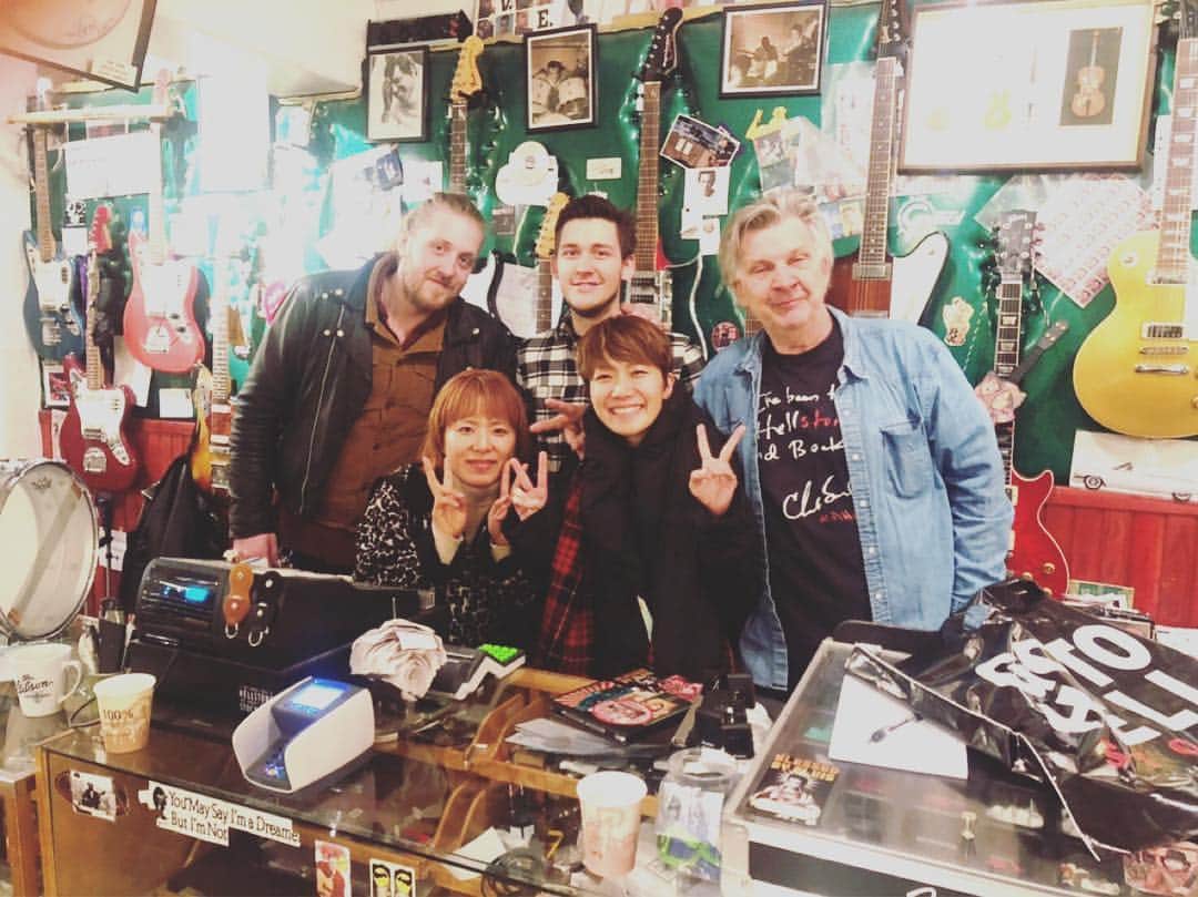 福岡晃子さんのインスタグラム写真 - (福岡晃子Instagram)「‪英語はうまく話せないけども、音楽の話はなんとか通じるので、ありがたい。‬ ‪海外で楽器屋さんにいくのは毎回楽しみ。‬ ‪#hellstonemusic ‬」4月10日 1時24分 - akikofukuoka_oluyo