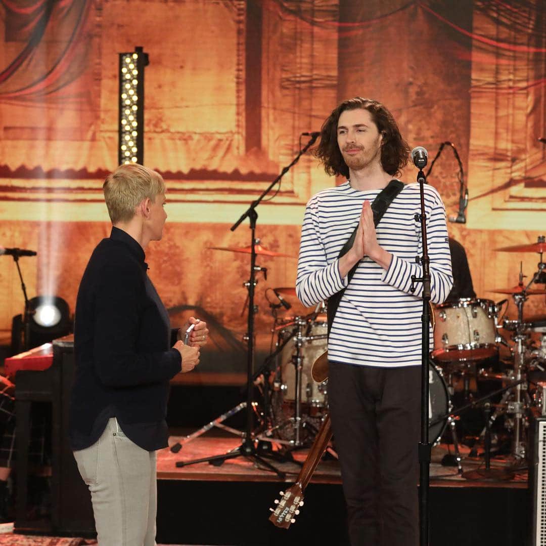 ホージアさんのインスタグラム写真 - (ホージアInstagram)「Always such a pleasure to visit @theellenshow! Tune in today for a performance of #Almost.」4月10日 1時25分 - hozier