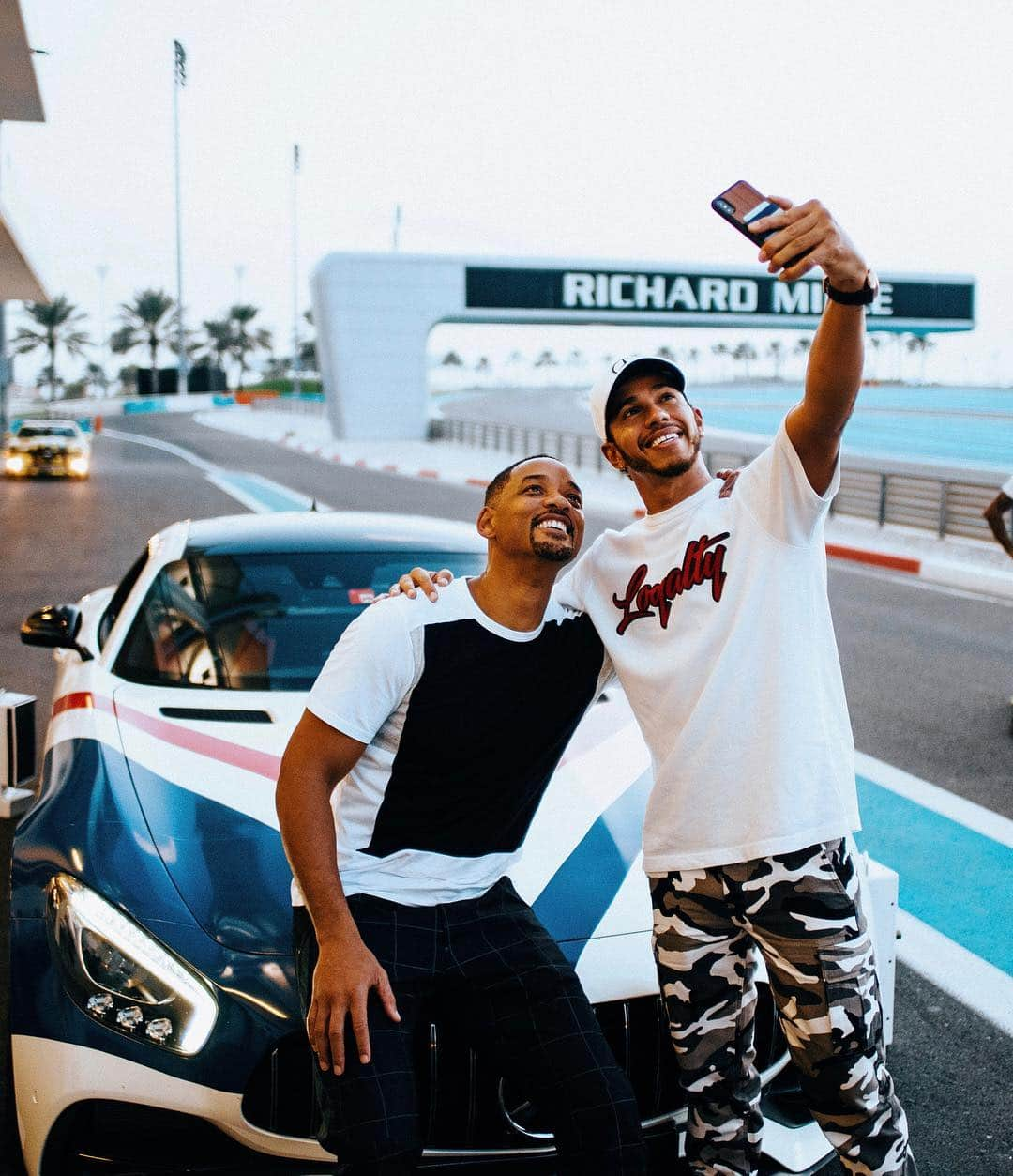 ルイス・ハミルトンさんのインスタグラム写真 - (ルイス・ハミルトンInstagram)「It’s your turn to drive the next time we’re on the track @willsmith! 🏁🔥 Link in bio if you haven’t caught the full episode yet☝🏾」4月10日 1時37分 - lewishamilton