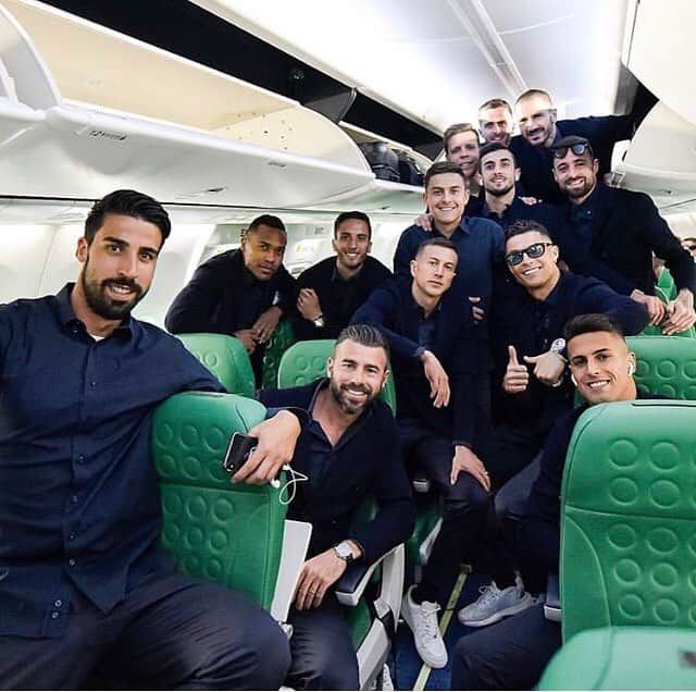 ヴォイチェフ・シュチェスニーのインスタグラム：「Touchdown Amsterdam 🛬🇳🇱⚽️ #ForzaJuve #UCL」