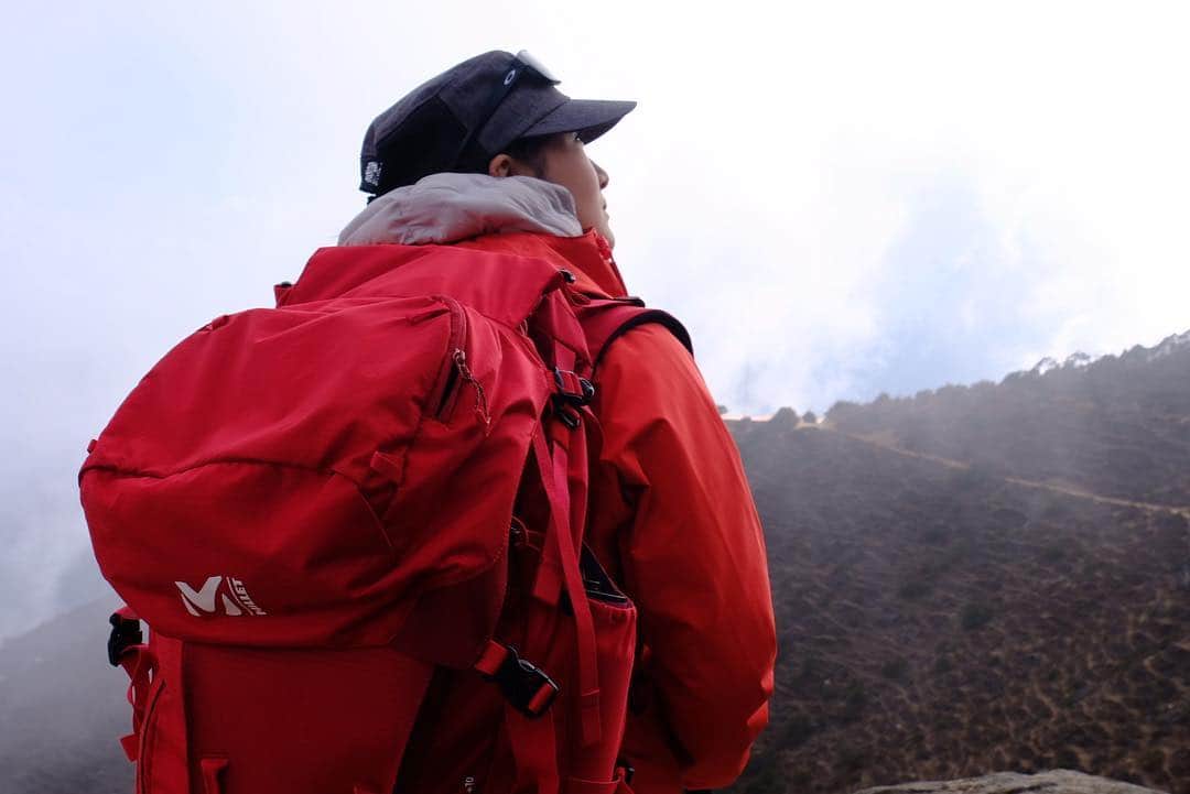 野口健さんのインスタグラム写真 - (野口健Instagram)「約4000Mまで上がってきました。キャラバン初日は冷たい雨に打たれ体が冷え切りましたが、それ以外は極めて順調。  明日は一日、高所順応にあてます。裏山に登り同じ地点に降りてきます。高所登山は最初の高所順応がとても重要。いきなり標高を上げると高山病にやられ時に命を落とす。標高を上げる時は上り下りを繰り返しながら少しずつ登っていきます。そして下山は一気に下る。  少しずつ前へ前へ。  #野口健#野口健親子登山#野口絵子」4月10日 1時35分 - noguchiken8848
