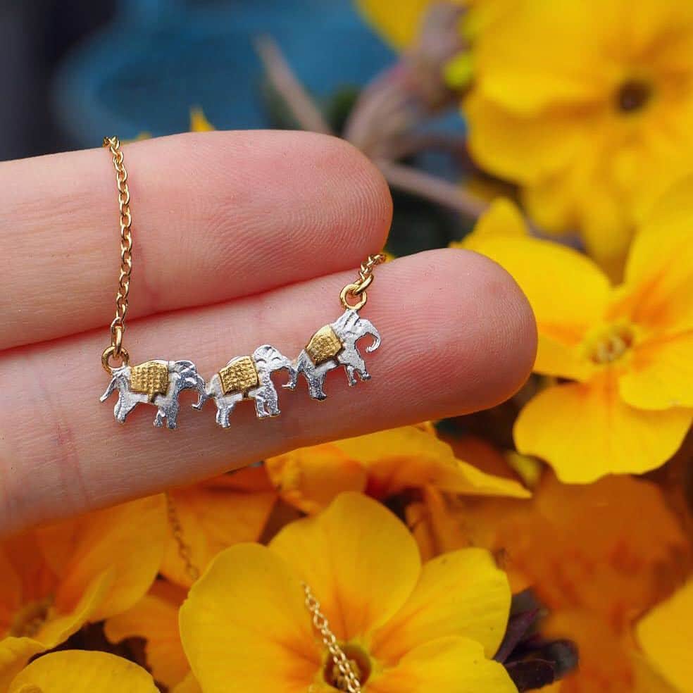 のインスタグラム：「Three Marching Elephants 🐘🐘🐘 #alexmonroe #elephantnecklace #elephantsofinstagram #elephants #handmadeinengland #handmadejewellery」