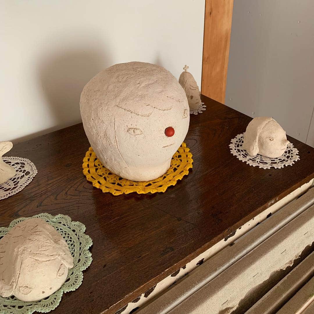 奈良美智のインスタグラム：「small ceramic works.  nature, outside of my house.  ceramic cats, inside of my house.」