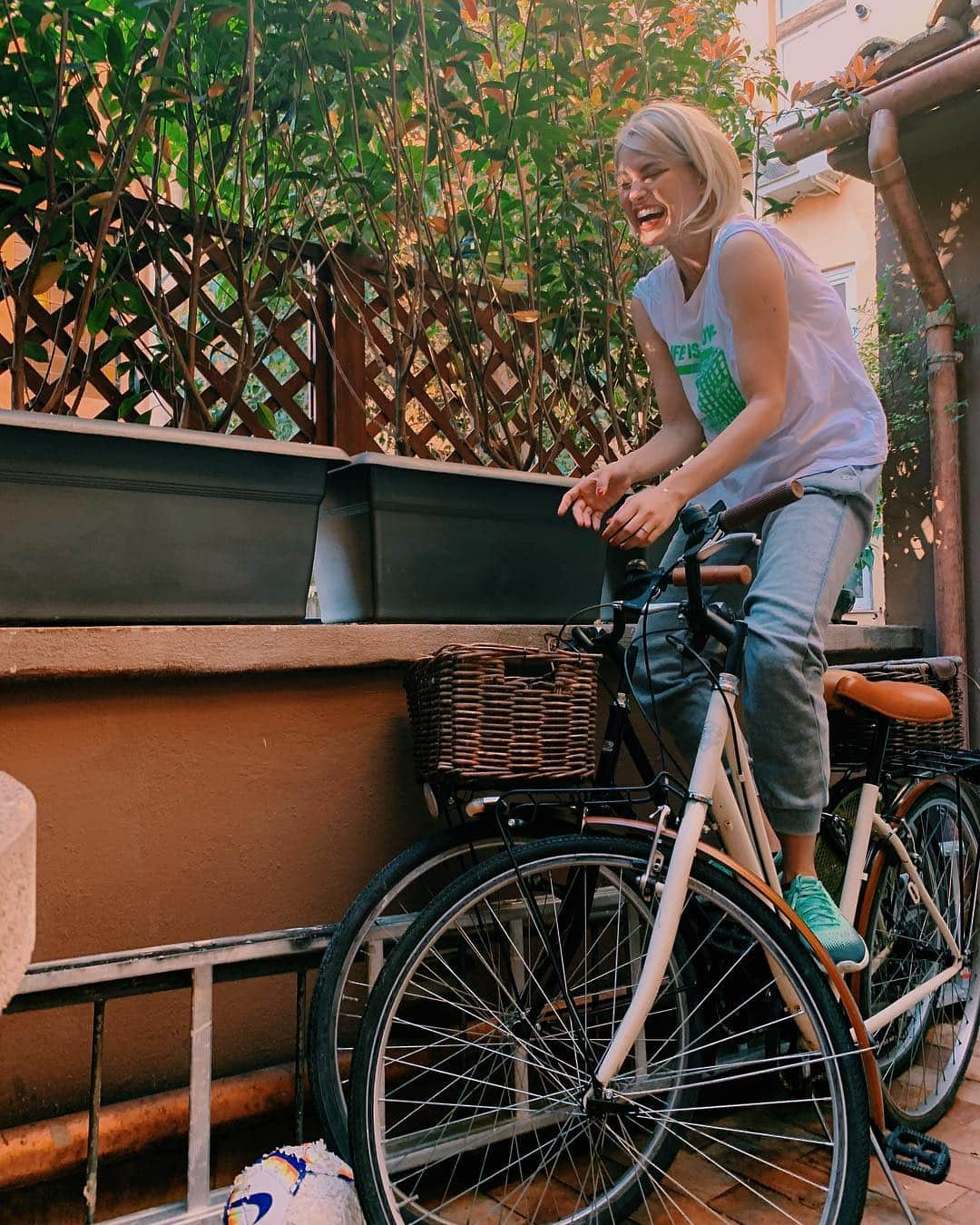 カトリネル・メンギアさんのインスタグラム写真 - (カトリネル・メンギアInstagram)「Two are better than one? #biking #travel #nextdestination」4月10日 1時39分 - catrinelmarlon