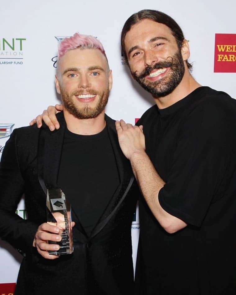 ガス・ケンワージーのインスタグラム：「Last night, Queer Eye groomer turned gymnast and figure skating icon @JVN presented me with the @PointFoundation Leadership Award! Can you believe?! I barely can, it was a huge honor. Point does incredible work for the LGBTQ community by providing education grants to young queer students who, in the face of adversity, have excelled in their academics. I gave a speech (I publicly wept into a microphone) talking about how proud I am of the young Point scholars for living their truths and bettering themselves and, in turn, the world. If you'd like to know more about the work that Point does or if you're a young queer person in need of a little help furthering your education, click their tag and check them out! ❤️」