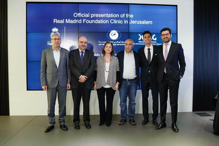 アルバロ・アルベロアさんのインスタグラム写真 - (アルバロ・アルベロアInstagram)「Hoy hemos tenido el placer de presentar el primer clinic de la @fundacion.realmadrid que tendrá lugar este verano en Jerusalén.  Más de 2.500 niños se beneficiarán de este clinic durante cuatro semanas, sumándose así a los miles de niños en más de 80 países a los que ayuda el Real Madrid a través de su fundación. #fundacionrealmadrid」4月10日 1時47分 - arbeloa