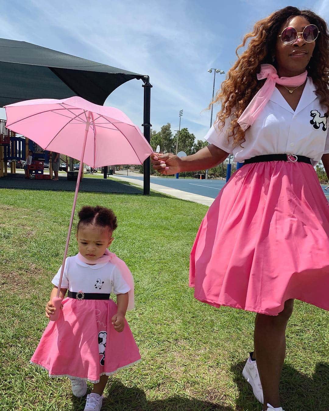 E! Onlineさんのインスタグラム写真 - (E! OnlineInstagram)「Serena Williams and her daughter Alexis Olympia are serving so much gr(ace) in this shot. (📷: @alexisohanian)」4月10日 1時47分 - enews