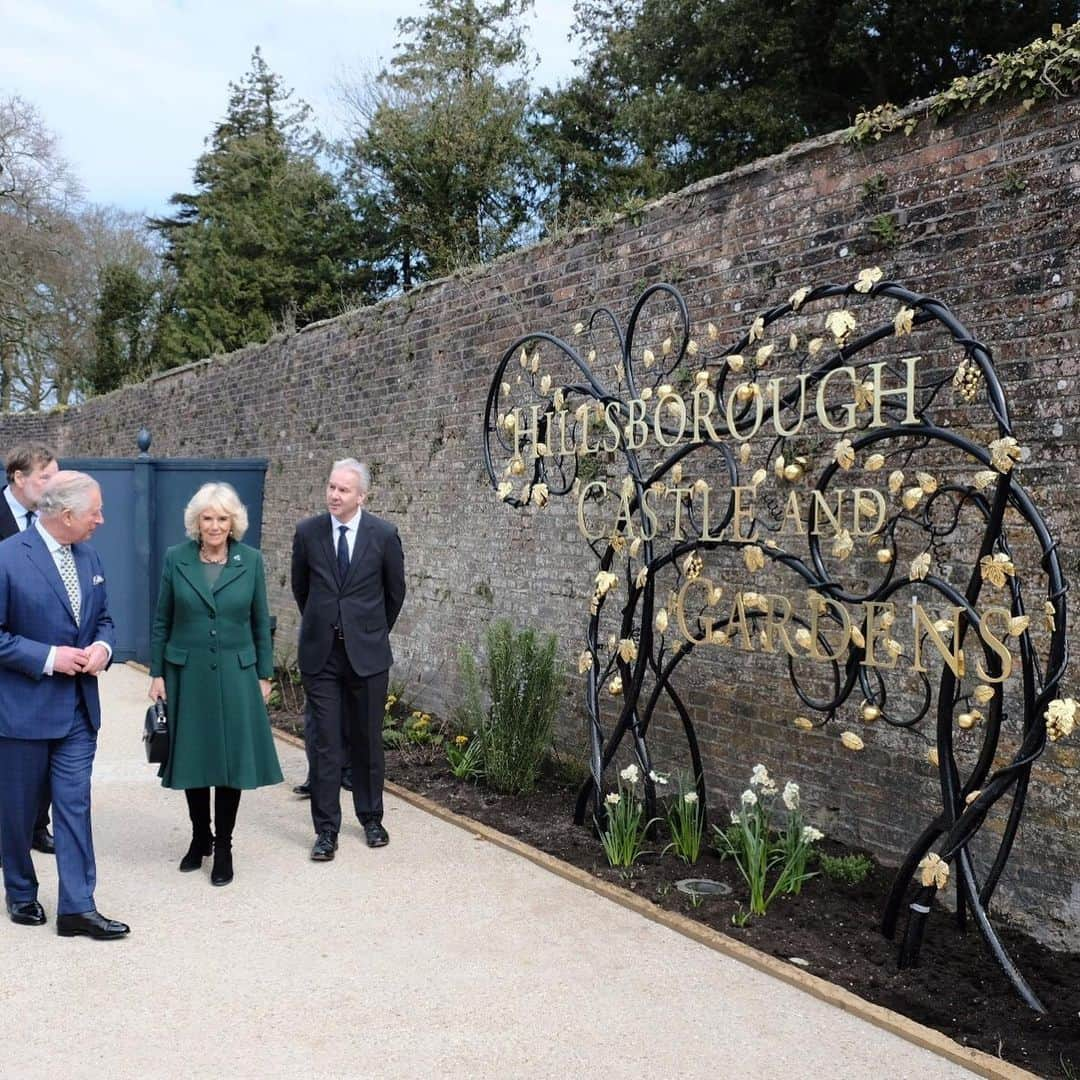 クラレンス邸さんのインスタグラム写真 - (クラレンス邸Instagram)「The Prince of Wales and The Duchess of Cornwall were in Northern Ireland today, to reopen Hillsborough Castle following an extensive 5-year renovation.  Their Royal Highnesses toured the Castle’s new rooms and gardens, meeting craftspeople, volunteers and staff involved in the project and people already enjoying the new facilities.  A Summer House was built in the Walled Garden (3rd 📸) by young craftspeople on the Traditional Building Skills Programme. The programme was delivered by The @theprincesfoundation & The Queen Elizabeth Scholarship Trust as part of The Prince’s Foundation’s ‘7 for 70’ projects for His Royal Highness’s 70th birthday last year.」4月10日 1時58分 - clarencehouse