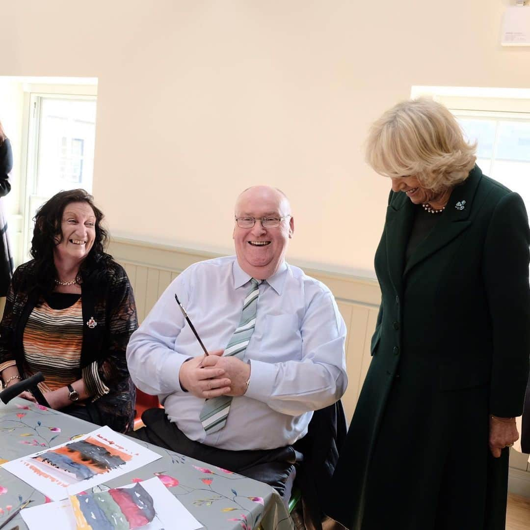 クラレンス邸さんのインスタグラム写真 - (クラレンス邸Instagram)「The Prince of Wales and The Duchess of Cornwall were in Northern Ireland today, to reopen Hillsborough Castle following an extensive 5-year renovation.  Their Royal Highnesses toured the Castle’s new rooms and gardens, meeting craftspeople, volunteers and staff involved in the project and people already enjoying the new facilities.  A Summer House was built in the Walled Garden (3rd 📸) by young craftspeople on the Traditional Building Skills Programme. The programme was delivered by The @theprincesfoundation & The Queen Elizabeth Scholarship Trust as part of The Prince’s Foundation’s ‘7 for 70’ projects for His Royal Highness’s 70th birthday last year.」4月10日 1時58分 - clarencehouse