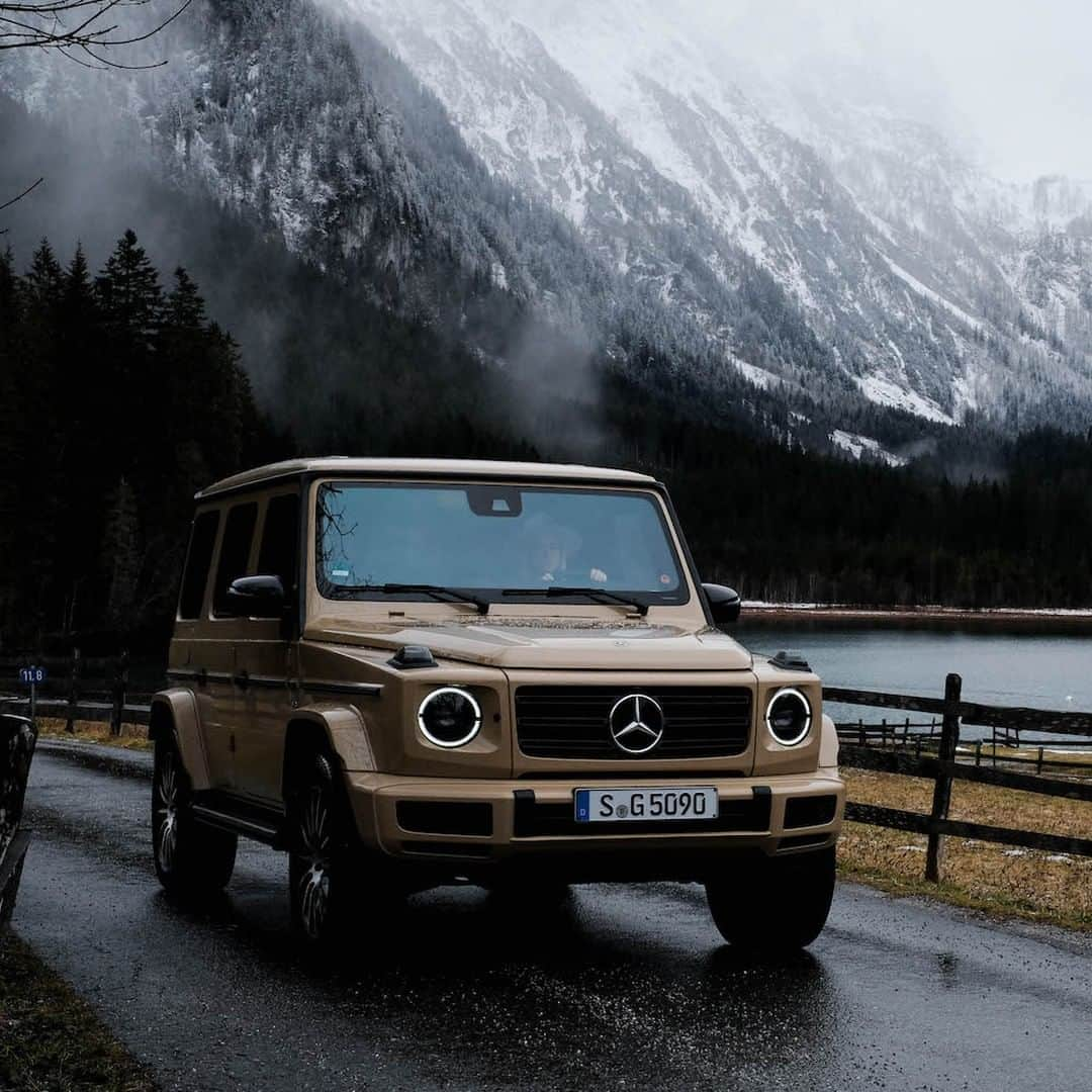 メルセデス・ベンツさんのインスタグラム写真 - (メルセデス・ベンツInstagram)「Made to explore more: The Mercedes-Benz G 500.🌟 📸: @thegoldencherry for #MBsocialcar ______________________________ [Mercedes-Benz G 500 | Kraftstoffverbrauch kombiniert: 12,1–11,5 l/100 km | CO2- Emissionen kombiniert: 276–263 g/km | mb4.me/RechtlicherHinweis] . #GClass #Strongerthantime #GWagon #Mercedes #MercedesBenz #Design #Luxury #outdoor #Car #Cars #mountains #InstaCar #MBCar #explore #Performance #Dreamcar」4月10日 2時00分 - mercedesbenz