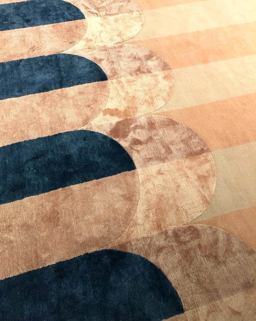Vogue Italiaさんのインスタグラム写真 - (Vogue ItaliaInstagram)「@fendi collaborates again with architect and interior designer @cristinacelestino for a new chapter with its #FENDICasa line, presenting ‘Back Home’, a collection that celebrates the Maison’s iconic Pequin striped motif. Here’s a preview of the new collection featuring also Fendi’s geometric motif found in the rose-like design from the Fendi archives, designed by Karl Lagerfeld in 1983.  Stay tuned for more live contents from #MDW - pics by @manuelsinopoli」4月10日 2時00分 - vogueitalia