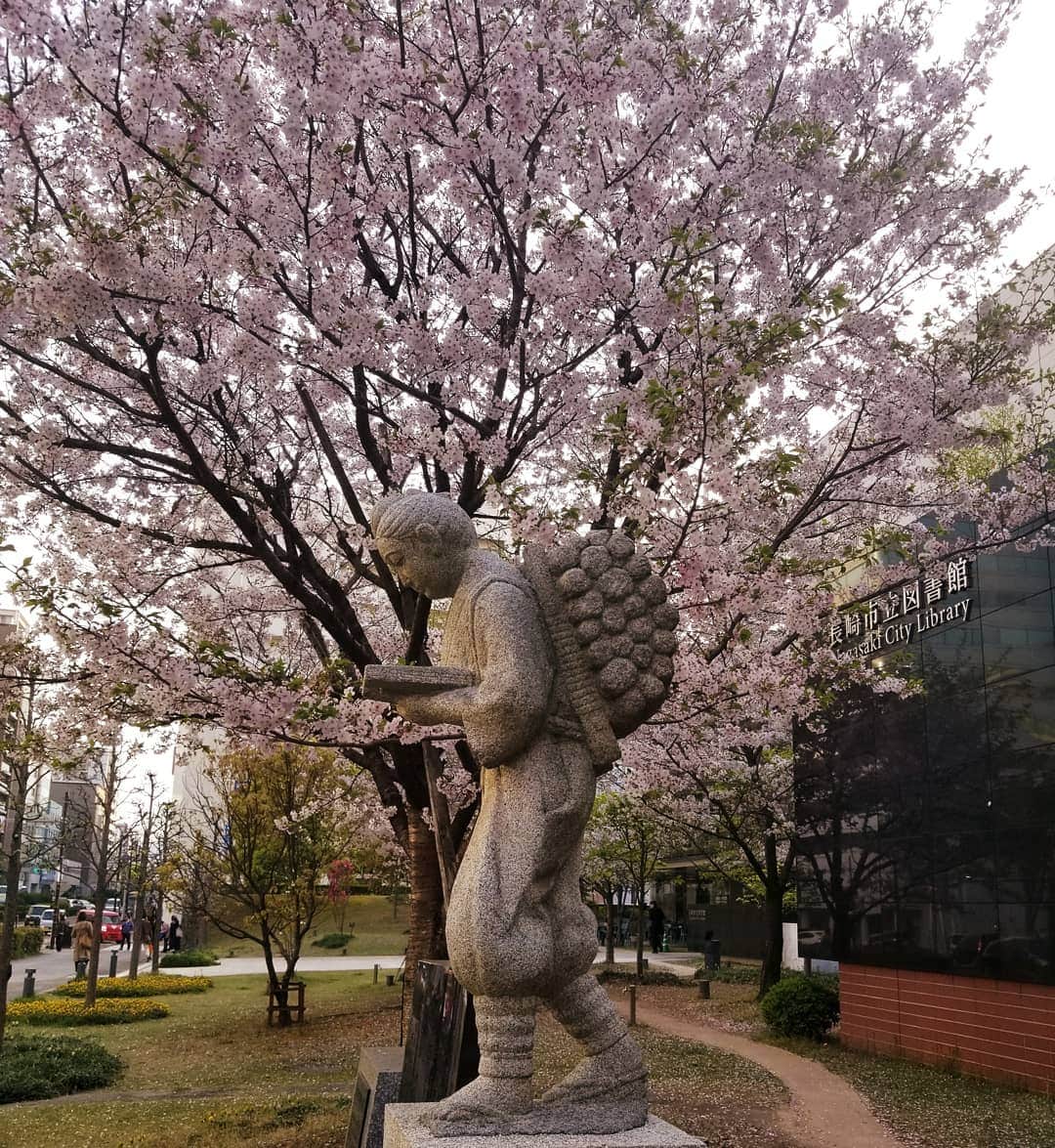 前田真里さんのインスタグラム写真 - (前田真里Instagram)「日々の積み重ねなり👣  #streetphotography  #nagasakilovers  #tokyocameraclub #library #atomicbomb  #statue」4月10日 2時00分 - maedamari