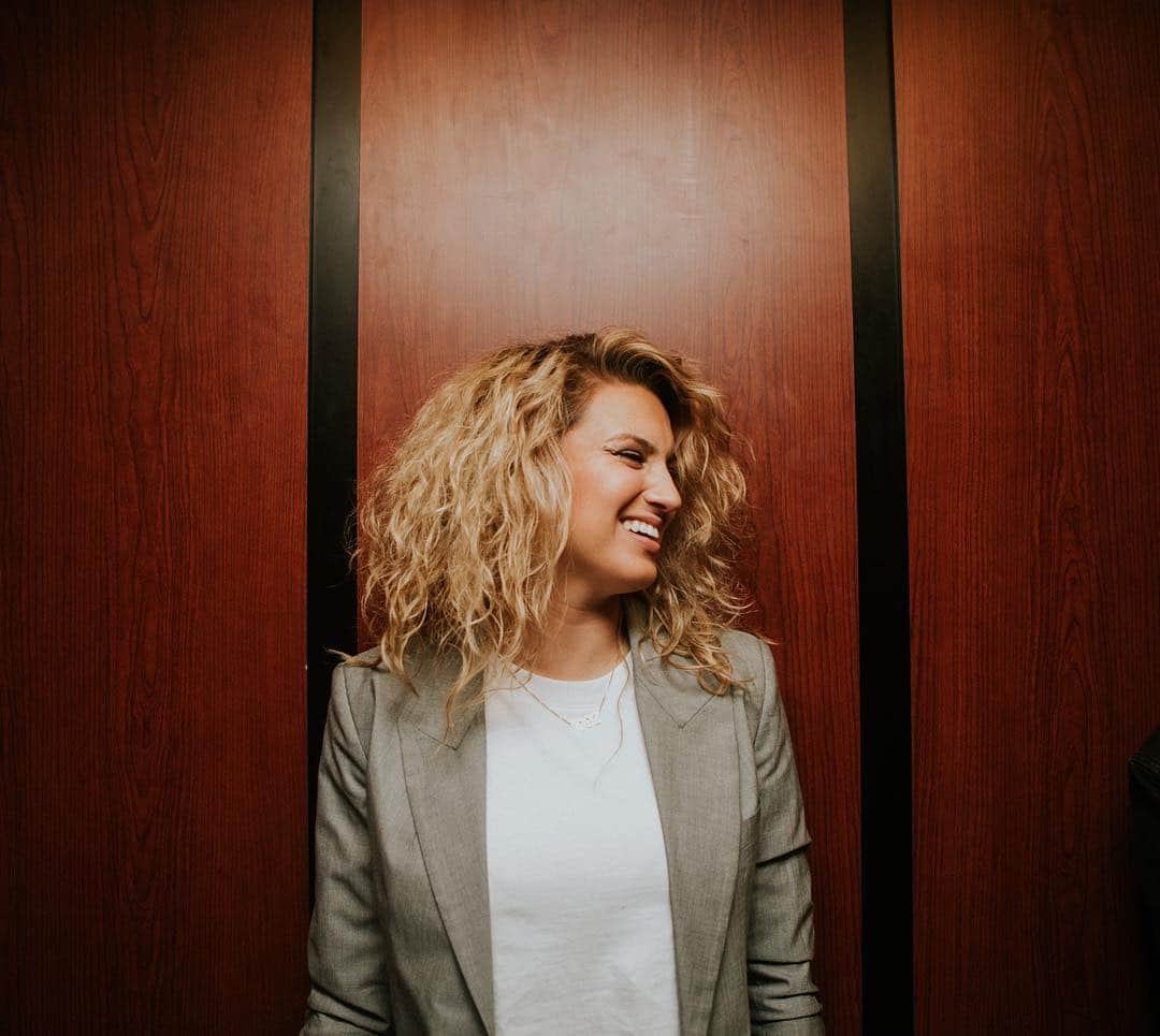 トーライ・ケリーのインスタグラム：「when you’re sad because there’s only 3 shows left of tour but then you think about what’s next 🙃  see you tonight st. pete!! #AcousticSessions」