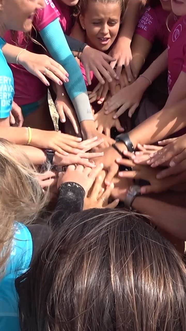 のインスタグラム：「Rising Tides, the WSL Girls Program aimed to connect everyone with the inspirational power of surfing was introduced at the Gold Coast. These clinics will be held at every Championship Tour stop this season in an effort to encourage #EveryWave for everyone. Video by @peterkingphoto」