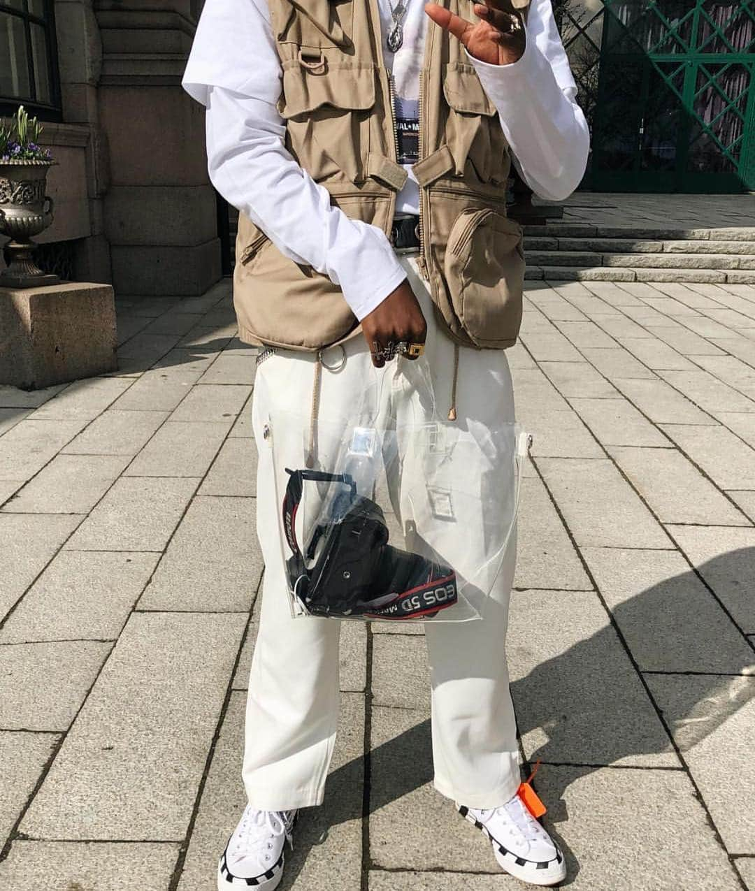 ウィークデイさんのインスタグラム写真 - (ウィークデイInstagram)「#repost @statuesquous in Tilo trousers and  Sea transparent bag! #inweekday」4月10日 2時04分 - weekdayofficial