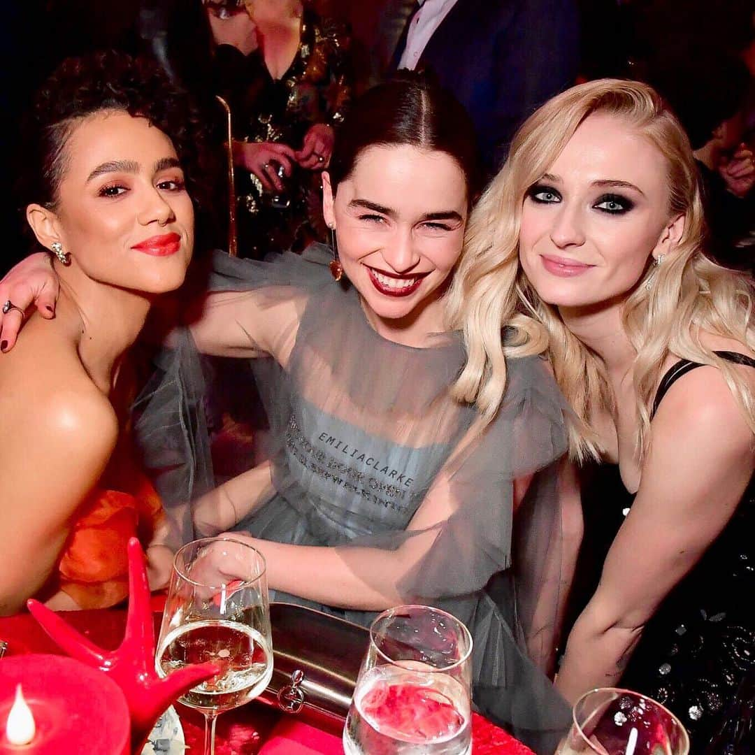 ソフィー・ターナーさんのインスタグラム写真 - (ソフィー・ターナーInstagram)「@nathalieemmanuel, @emilia_clarke, & @sophiet ❤️ 📸 by Jeff Kravitz/FilmMagic for HBO」4月10日 2時06分 - sophieturner