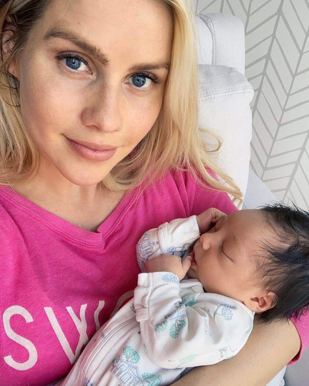 クレア・ホルトのインスタグラム：「I am so blown away by all of the love I received following my last post. I am reminded of the incredible support that comes with sharing vulnerable moments. I feel like I am part of a beautiful tribe - we are all in this together. Thank you for helping me to feel normal. For sharing your stories. They gave me great comfort. This little guy must have heard my prayers because he slept like a champ last night and had a great feed this morning. I’m so glad I kept trying and I’ll re-read your comments every time I’m feeling down. Again, thank you from the bottom of my heart ❤️」