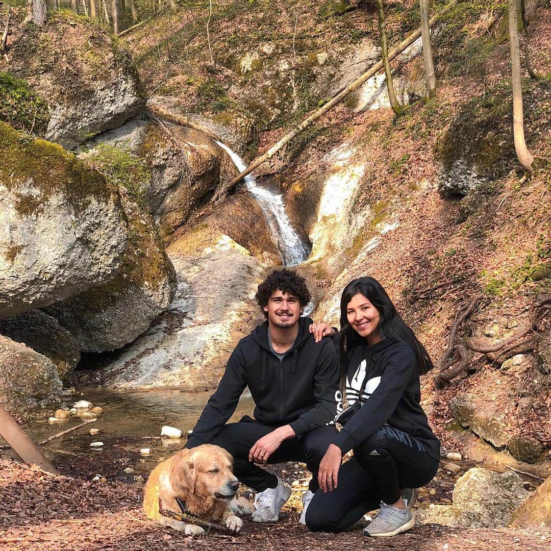 アンドレ・ラマーリョさんのインスタグラム写真 - (アンドレ・ラマーリョInstagram)「🇦🇹🇩🇪Spaziergang mit der Familie 🇧🇷 Passeando com a família  #natur #natureza #salzburg #familie #dog #goldenretriever #gassigehen #passeio」4月10日 2時20分 - ramalho92