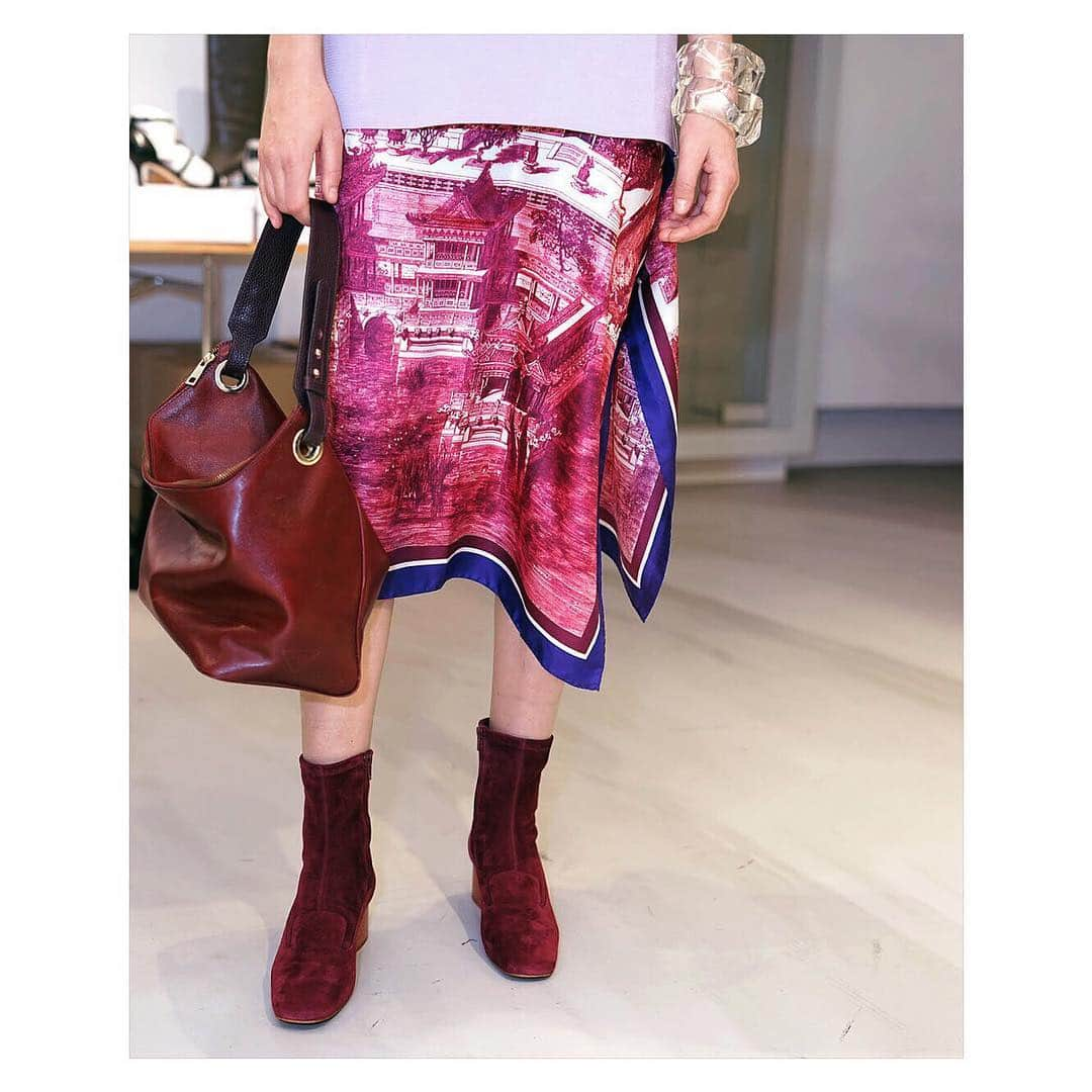 タイガーオブスウェーデンさんのインスタグラム写真 - (タイガーオブスウェーデンInstagram)「Our printed viscose skirt Cognac, Bottasino boots, Ockiello bag and Jewljey bangles. Shot in the basement at our HQ in Stockholm. Tap for products. #tigerofsweden #ss19」4月10日 2時15分 - tigerofsweden