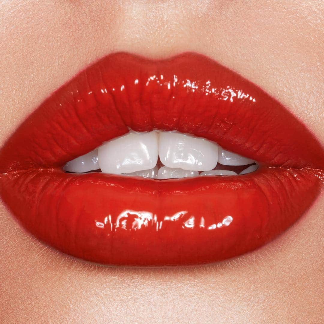 シャーロット・ティルベリーさんのインスタグラム写真 - (シャーロット・ティルベリーInstagram)「Darlings, be DARING with my NAUGHTIEST red lip yet, Latex Love in STUDIO 64, a super-shiny, super-hydrating lip gloss!! 💋✨💋✨ 💄 If you love Tell Laura you will adore  Studio 64!! #CharlotteTilbury #LatexLove #LipGloss #Red #StatementLip #Studio64」4月10日 2時18分 - charlottetilbury