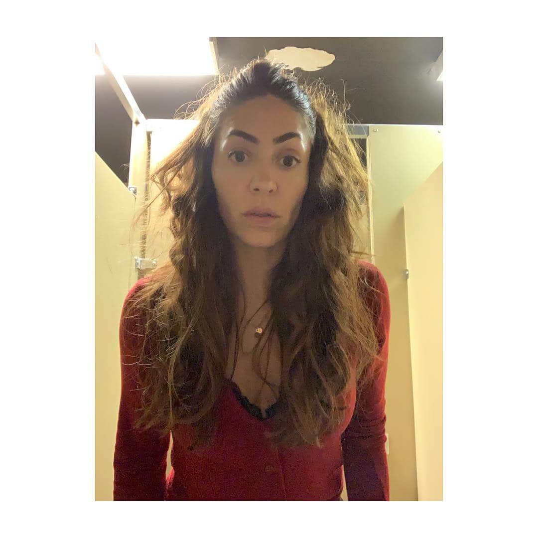 ナタリア・コルドバ・バックリーのインスタグラム：「🚽a los baños se iba antes...casi siempre acompañados...ahora se va con 📱el nuevo mejor amiguito de todos...la luz es temible...color lo que vienes a dejar...pero...este pelo...sucio...enredado...debe ser captado...con toda y esta solitaria vanidad...y fotografía de pinchisima calidad...」
