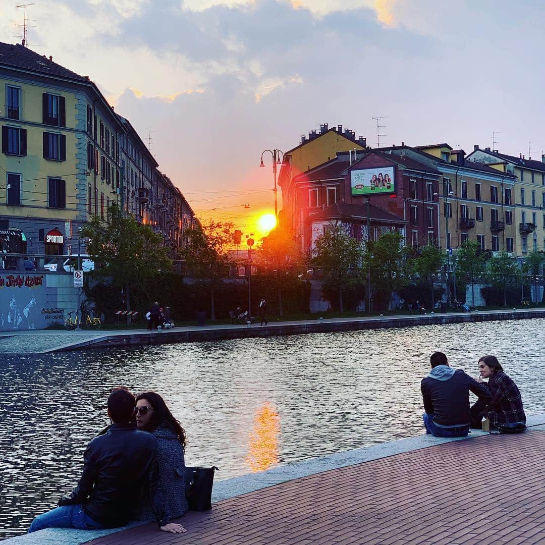 林信行のインスタグラム：「#Sunset in Naviglio Grande, #Milano」