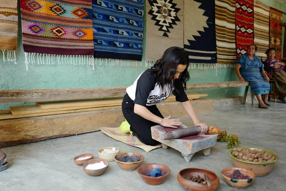 ベッキーGさんのインスタグラム写真 - (ベッキーGInstagram)「I have joined @GlblCtzn to fight for a world where #SheIsEqual. I spent time in Teotitlán Del Valle. A beautiful, proud, indigenous, Mexican Pueblito. This experience connected me to my roots & was such a blessing. I had the honor of meeting the “Vida Nueva” collective. These women are VERY passionate about what they’ve created together. They work & spend countless hours everyday to create these beautiful, handmade, traditional pieces of art with such strong cultural meaning. Yet, because of government laws & discrimination their business struggles to reach its fullest potential. They continue to fight, believe, and overcome these obstacles EVERYDAY. To me they are a true testament to what can happen when women come together and when we support the women around us. (There is a link in my IG stories I would like for you to check out.)」4月10日 2時36分 - iambeckyg