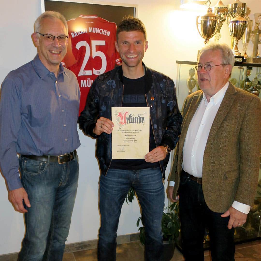 トーマス・ミュラーのインスタグラム：「Since 25 years member of my first club TSV Pähl. 🎖😀👍🏼 #homeland #honour #thomasmüller #paehl #esmuellert #dahoam #heimat」