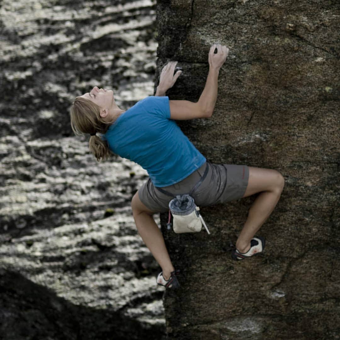 カタリーナ・ザーヴァインさんのインスタグラム写真 - (カタリーナ・ザーヴァインInstagram)「When you have a stiff neck but you still decided to go bouldering...😆😅 . #backinthedays #climbing #bouldering #silvretta #galtür」4月10日 2時48分 - katha_saurwein