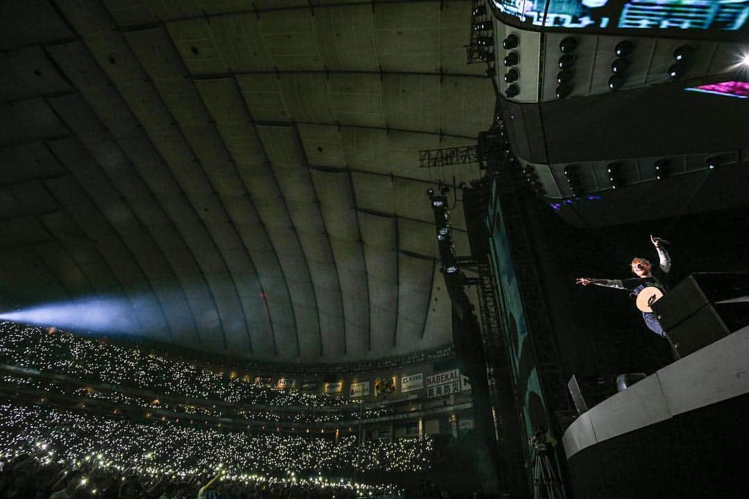 ワーナーミュージック・ジャパン洋楽さんのインスタグラム写真 - (ワーナーミュージック・ジャパン洋楽Instagram)「【エド・シーラン】 キャリア初の東京ドーム公演が昨日開催‼️ 🇯🇵🇯🇵 19時定刻、会場が暗転しライブがスタート🎉巨大なLEDにエドの姿が映し出されると、満員の客席から大きな声援が飛び交いました♬ドーム満員、50000人の皆さんの声援、手拍子、そして合唱‼️‼️ホントに大迫力でした🙌 ✨ 「Castle On The Hill」から始まり、「The A Team」、「Bloodstream」などデビュー・アルバム『+』から最新アルバム『÷』から、約1時間50分、全18曲を披露しました💫その中には、自身が手がけジャスティン・ビーバーに提供した「Love Yourself」を披露するサプライズも😍 ✨ 「東京のみんな、気分はどう？帰ってこれて、本当に嬉しいよ！日本は世界の中で一番好きな国なんだ。東京には何回も来てて、東京ドームも何回も見てて、このドームでライブが出来たらどんな気持ちなんだろうって思ってきたんだけど、今夜こうしてここでライブしているなんて本当に信じられないよ。本当にありがとう！」 ✨ MCでこうコメントしたエド♬この日、楽曲の素晴らしさはもちろん彼の優しい人柄も堪能できた1日でした🤗 ✨ エドはこの後マレーシア、香港、韓国公演を経て、4月23日に大阪の京セラドーム公演で日本に戻ってきます😆😆 #edsheeran #dividetour #japan #japantour #エドシーラン #日本 #ジャパンツアー」4月10日 13時45分 - warnermusicjp_intl