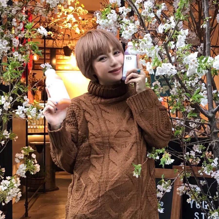 長谷川あやさんのインスタグラム写真 - (長谷川あやInstagram)「🌸🌸🌸 #yestokyo #beauty #diet #coldpressedjuice ・ ・ ・ 『YES TOKYO』3周年 おめでとうございます👏😋 ・ コールドプレスジュースが苦手な 長谷川でもここのはごくごく飲めちゃう👀✨ ・ 妊娠前は二日酔い対策で 紫のやつ（名前忘れた 笑）を‼️ 妊娠中は足りない栄養分を これでしっかりとってます💛 ・ 妊娠中なにかと食べられないものとか 飲めないものとか増えるけど ここのジュースは安心して飲めるから めちゃくちゃ嬉しい〜😍‼️ ・ 今日はカルシウム補給  イライラ解消 肌代謝UP 便秘解消 に 良いとされているGrass Landを飲んだよ✨ 小松菜 ケール レタス ミント オレンジ パイナップル レモンが入ってる👏(´∀｀) ・ コーデはタグ🏷から飛んでね💛」4月10日 13時46分 - ayasuke_0516