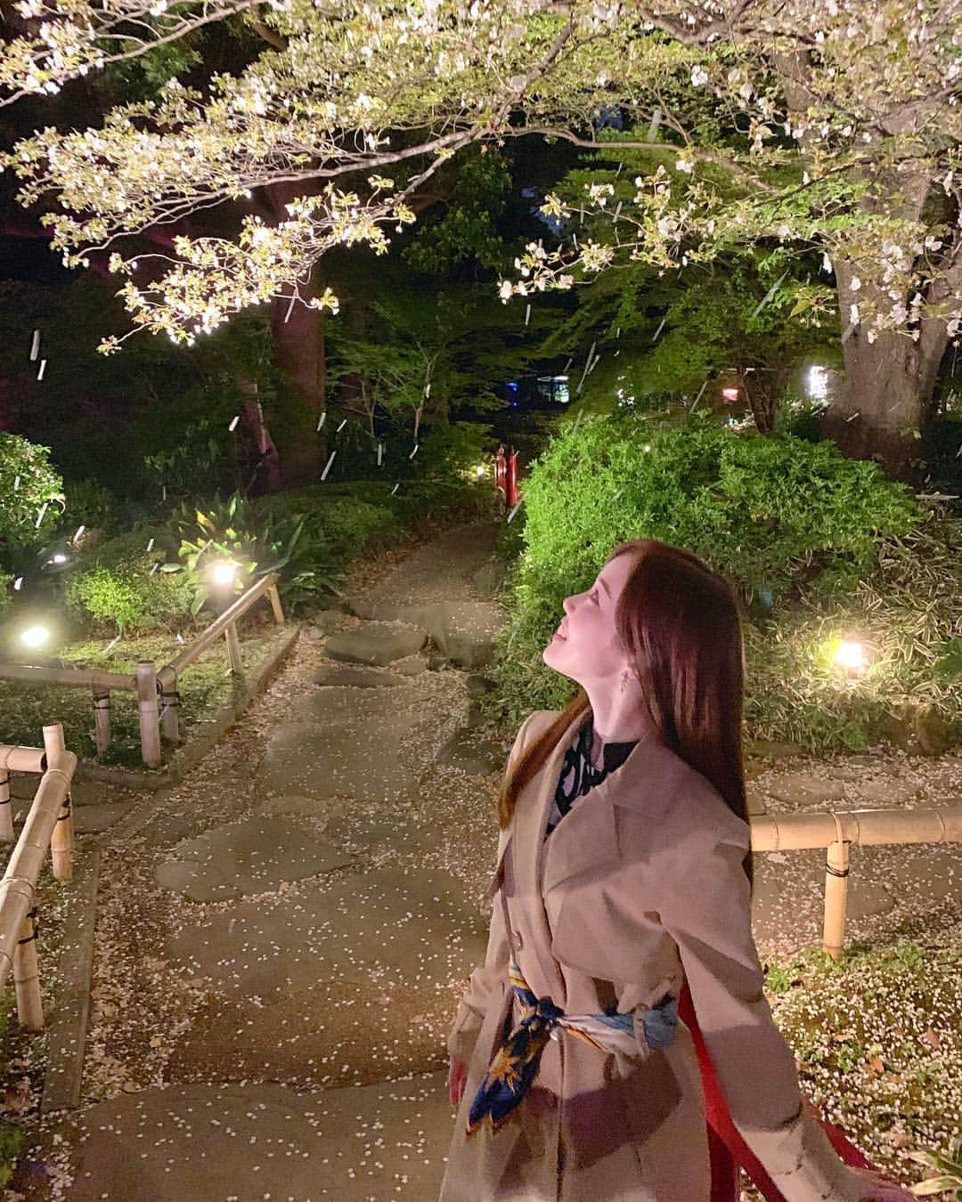 メロディー・モリタさんのインスタグラム写真 - (メロディー・モリタInstagram)「Checked one thing off my wish listーto see sakura in full bloom in Japan!☺️🌸✨ Thank you to everyone who sent me tons of recommendations. I was able to visit Meguro River and even see a cherry blossom blizzard (SWIPE!➡️) under the perfect blue sky✨ I also visited Hotel New Otani for a special occasion, and the lit up sakura in the Japanese Garden was absolutely breathtaking.😌🎀 Yesterday, I had a shoot and interview with a magazine in Japan, and we shot by the sakura alongside Sumidagawa River. It was freezing there because it was so windy, but I loved how quiet and peaceful it was there.✨ can't wait to share more deets soon! * 念願の人生初、日本での満開の桜を見ることができました‼️💖 皆さんがオススメしてくださった目黒川では桜吹雪も！🌸 そして、ホテルニューオータニのライトアップされた日本庭園の夜桜も本当に美しかったです。  昨日は、ある雑誌の撮影で隅田川に行ったのですが、そこでも素敵な桜と出会い、日本に来て３箇所で桜を堪能することができました😊 こちらの詳細についても、またシェアしますね🎀✨ #MelodeeinJapan #sakura #meguroriver #hotelnewotani #桜 #目黒川 #ホテルニューオータニ」4月10日 12時18分 - melodeemorita