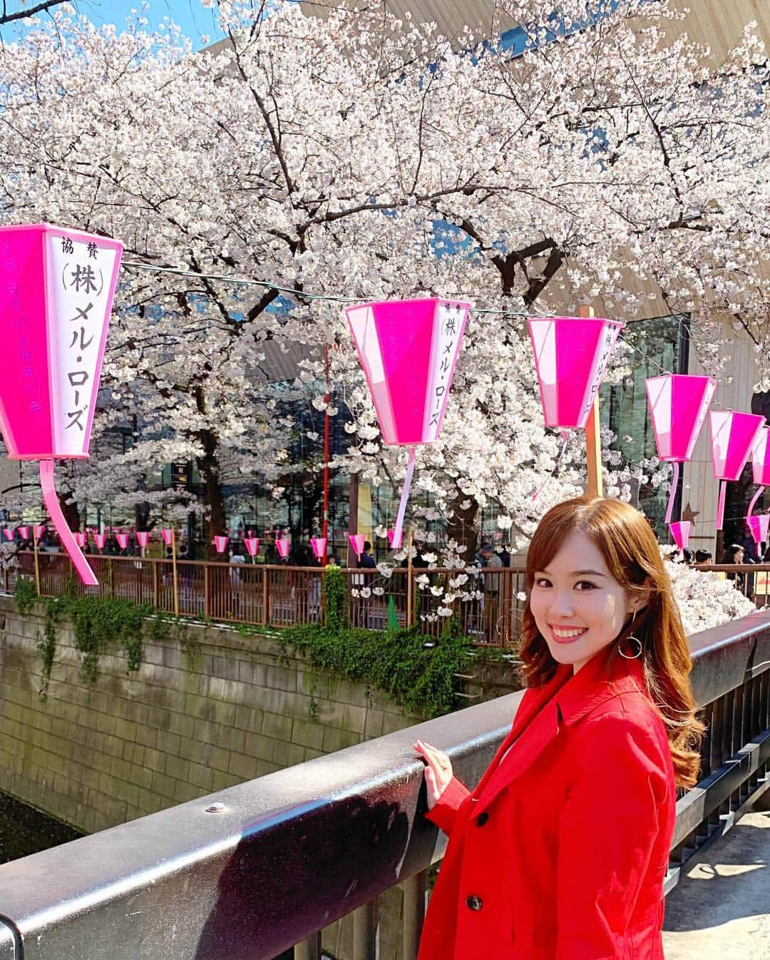 メロディー・モリタさんのインスタグラム写真 - (メロディー・モリタInstagram)「Checked one thing off my wish listーto see sakura in full bloom in Japan!☺️🌸✨ Thank you to everyone who sent me tons of recommendations. I was able to visit Meguro River and even see a cherry blossom blizzard (SWIPE!➡️) under the perfect blue sky✨ I also visited Hotel New Otani for a special occasion, and the lit up sakura in the Japanese Garden was absolutely breathtaking.😌🎀 Yesterday, I had a shoot and interview with a magazine in Japan, and we shot by the sakura alongside Sumidagawa River. It was freezing there because it was so windy, but I loved how quiet and peaceful it was there.✨ can't wait to share more deets soon! * 念願の人生初、日本での満開の桜を見ることができました‼️💖 皆さんがオススメしてくださった目黒川では桜吹雪も！🌸 そして、ホテルニューオータニのライトアップされた日本庭園の夜桜も本当に美しかったです。  昨日は、ある雑誌の撮影で隅田川に行ったのですが、そこでも素敵な桜と出会い、日本に来て３箇所で桜を堪能することができました😊 こちらの詳細についても、またシェアしますね🎀✨ #MelodeeinJapan #sakura #meguroriver #hotelnewotani #桜 #目黒川 #ホテルニューオータニ」4月10日 12時18分 - melodeemorita