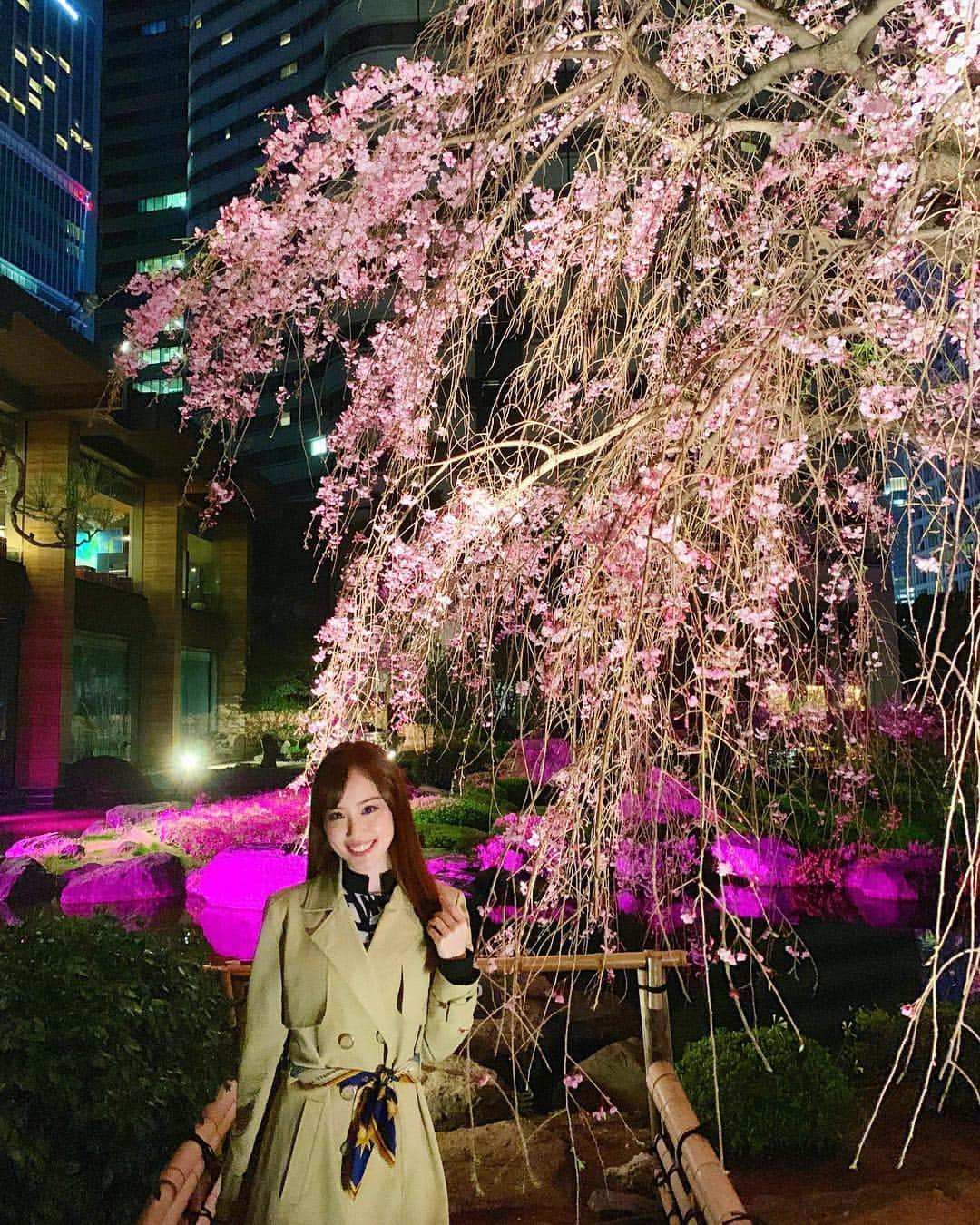 メロディー・モリタさんのインスタグラム写真 - (メロディー・モリタInstagram)「Checked one thing off my wish listーto see sakura in full bloom in Japan!☺️🌸✨ Thank you to everyone who sent me tons of recommendations. I was able to visit Meguro River and even see a cherry blossom blizzard (SWIPE!➡️) under the perfect blue sky✨ I also visited Hotel New Otani for a special occasion, and the lit up sakura in the Japanese Garden was absolutely breathtaking.😌🎀 Yesterday, I had a shoot and interview with a magazine in Japan, and we shot by the sakura alongside Sumidagawa River. It was freezing there because it was so windy, but I loved how quiet and peaceful it was there.✨ can't wait to share more deets soon! * 念願の人生初、日本での満開の桜を見ることができました‼️💖 皆さんがオススメしてくださった目黒川では桜吹雪も！🌸 そして、ホテルニューオータニのライトアップされた日本庭園の夜桜も本当に美しかったです。  昨日は、ある雑誌の撮影で隅田川に行ったのですが、そこでも素敵な桜と出会い、日本に来て３箇所で桜を堪能することができました😊 こちらの詳細についても、またシェアしますね🎀✨ #MelodeeinJapan #sakura #meguroriver #hotelnewotani #桜 #目黒川 #ホテルニューオータニ」4月10日 12時18分 - melodeemorita