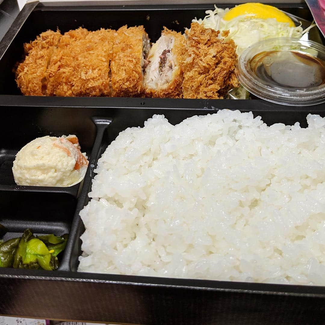 大見さなえさんのインスタグラム写真 - (大見さなえInstagram)「熟成とんかつ専門店🐷🍴 『#かさねや 』Uber eatsで✨ ・ 宅配とんかつ屋さんで東京、大阪、名古屋を中心に 全国で１００店ほどを展開してあるので どの地域でも頼みやすい☺️🌸 ・ 梅しそミルフィーユとんかつは さっぱりと！ほどよい酸っぱさがいい☺️ ・ 明太チーズミルフィーユは ピリ辛さをチーズが包み込んでて 完全に好みの味だった🤤🌸 ミルフィーユだとザクザクっと歯切れがいい🙆‍♀️ ・ #とんかつ #とんかつ専門店 #トンカツ #揚げ物 #ミルフィーユカツ #食 #food #pixelで撮影 #googlepixel」4月10日 12時19分 - tabe_megumi