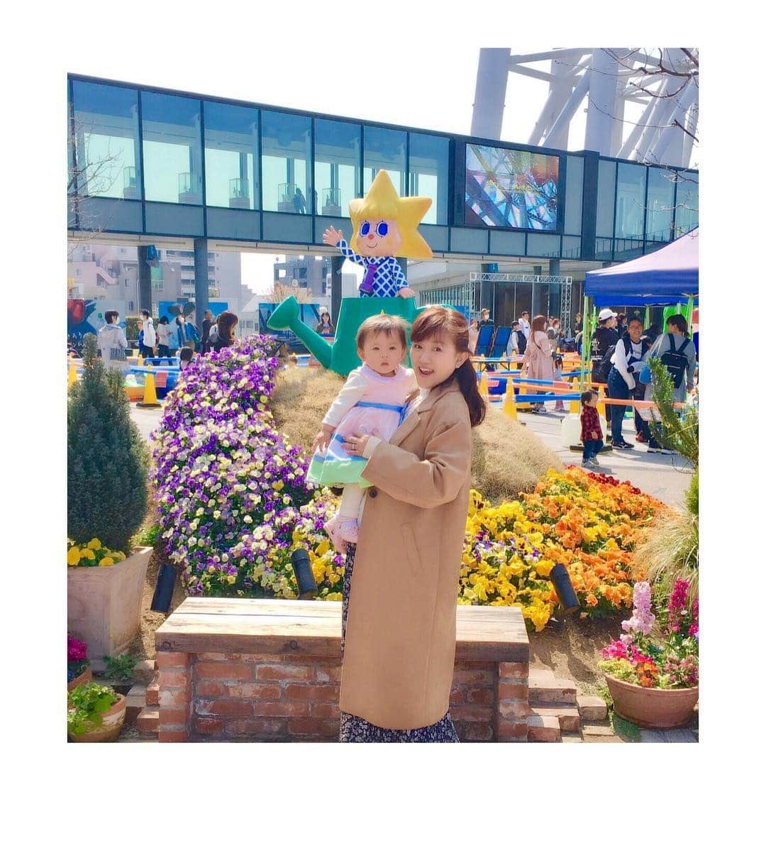 村山絢香さんのインスタグラム写真 - (村山絢香Instagram)「✻ ✻ 💗孫娘溺愛の母と娘✨☺️💗 ほっこり(*^^*)💕🌸 ✻ ✻ ・ ・ #ランチ #女子会 ？♡ #癒し  #スカイツリー #娘はあっちこっち #目が離せない ✨😂💕 #天真爛漫 #孫娘 #孫 #母 #楽しい 1日♡ #happy #ママライフ #enjoy  #気まぐれ日記 ♡ #育児日記  #家族 #Family  #ベビー #baby #育児 #子育て #mama #ママ #パパ #babygirl  #女の子 #女の子ママ ♡ #親バカ #幸せ」4月10日 12時20分 - ayaka_murayama