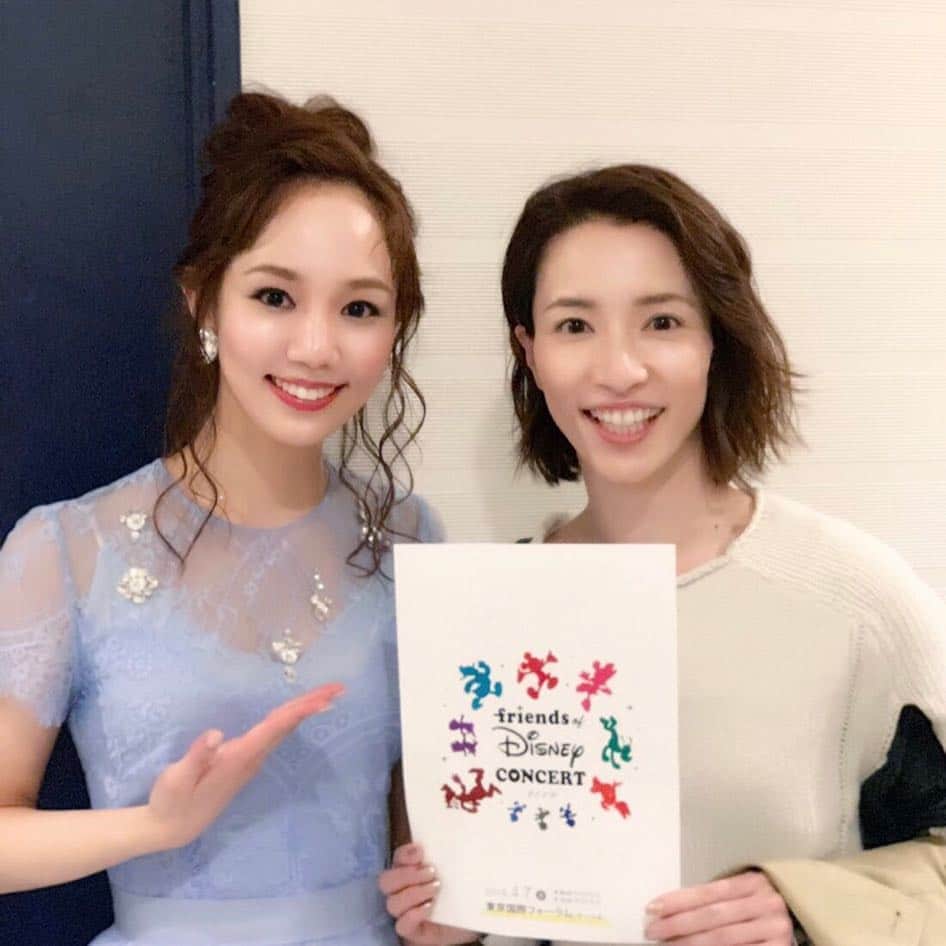 咲妃みゆのインスタグラム：「そしてそして…ちぎさんこと早霧せいなさん✨ . ご自身も舞台を勤められているご多忙な時期にも関わらず、足を運んでくださいました😭❤️終演後も温かいお言葉をくださり本当に嬉しかったです！ . １枚目の写真ですが…お気付きでしょうか。 私が高めのヒール👠だった為に、本来の身長差が逆転してしまっているのです😳 . はっ！！！！これは大変！！！！ . と思って、私が少々屈んで並ぼうとしてからの騒動が…２枚目以降の写真たちです🤣💦 . #早霧せいな さん✨ #無限の輝き 🌟🌟🌟 #元旦那様 …(//∇//)💕」