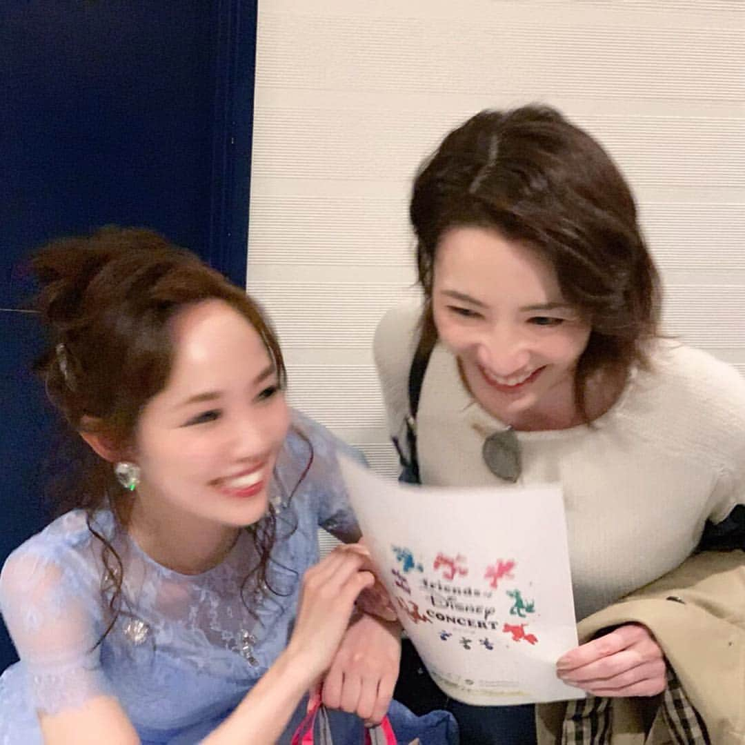 咲妃みゆさんのインスタグラム写真 - (咲妃みゆInstagram)「そしてそして…ちぎさんこと早霧せいなさん✨ . ご自身も舞台を勤められているご多忙な時期にも関わらず、足を運んでくださいました😭❤️終演後も温かいお言葉をくださり本当に嬉しかったです！ . １枚目の写真ですが…お気付きでしょうか。 私が高めのヒール👠だった為に、本来の身長差が逆転してしまっているのです😳 . はっ！！！！これは大変！！！！ . と思って、私が少々屈んで並ぼうとしてからの騒動が…２枚目以降の写真たちです🤣💦 . #早霧せいな さん✨ #無限の輝き 🌟🌟🌟 #元旦那様 …(//∇//)💕」4月10日 12時21分 - miyusakihi