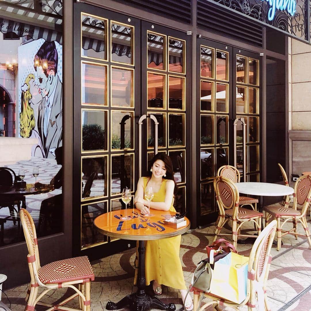 三浦マキのインスタグラム：「Taiwan hotels.  今回の台湾ホテルリスト。 ➀ #mandarinoriental .重厚感溢れる建物は圧巻。中庭がとにかく可愛いのでここでワイン飲むのがおススメ笑 ② #shotel 。この旅No.1ヒットのデザイナーズホテル!! デザインもさることながらとにかくサービスが良くて、スタッフの皆様イケメン揃いです…✨ ③ 王道の #Whotel 。プールサイドでのんびり過ごしつつ、夜はナイトバー #woobar で。 * * * * * #wtaipei #mandarineorientaltaipei #taipei#taiwan #hotel#台湾#台湾旅行#台湾ホテル」