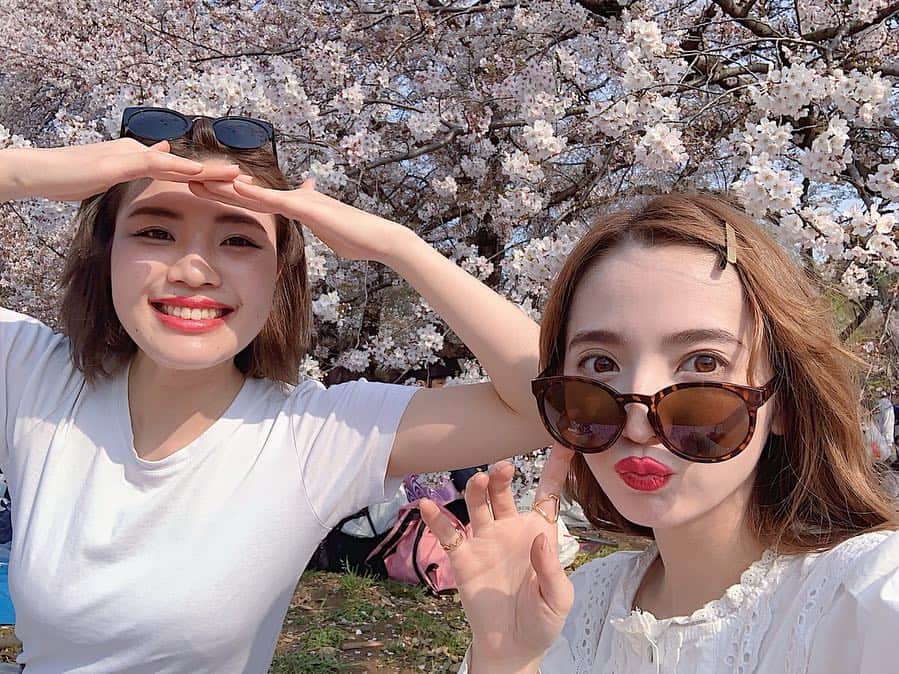 平木愛美さんのインスタグラム写真 - (平木愛美Instagram)「おはようございます💘 今日は朝から、横浜のほうのスタジオへ〜撮影中🌞 . 写真は日曜日のお花見。 このときのランチはcityshopでテイクアウトしたもの！！ 野菜たっぷりボリュームあって本当に美味しい💞  そしてDMでも質問頂いてた、フルーツサンドは #フツウニフルウツ 🍓🍌🥝 狙ってたそのフツウニフルウツは目の前の人で完売しちゃったのですが泣 ヤヨイヒメとデコポンとダブルバナナをget♡ あといちごみるく🥛 苺がしっかり入ってるヤヨイヒメはやっぱり一番美味しかったなあ！！ これからお花見シーズンが過ぎて、ただただピクニックにも、 おすすめテイクアウト〜💘 #cityshop #salad #picnic #tokyocafe  #フツウニフルウツ #お花見 #桜 #パンとエスプレッソと #フルーツサンド #砧公園」4月10日 12時29分 - manamihiraki