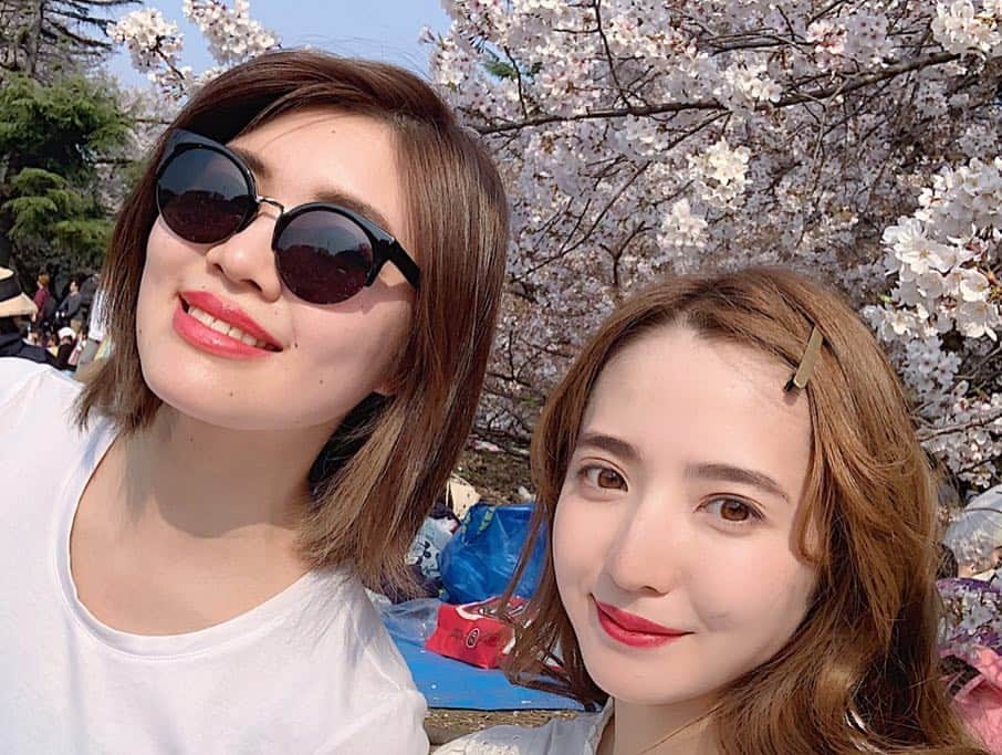 平木愛美さんのインスタグラム写真 - (平木愛美Instagram)「おはようございます💘 今日は朝から、横浜のほうのスタジオへ〜撮影中🌞 . 写真は日曜日のお花見。 このときのランチはcityshopでテイクアウトしたもの！！ 野菜たっぷりボリュームあって本当に美味しい💞  そしてDMでも質問頂いてた、フルーツサンドは #フツウニフルウツ 🍓🍌🥝 狙ってたそのフツウニフルウツは目の前の人で完売しちゃったのですが泣 ヤヨイヒメとデコポンとダブルバナナをget♡ あといちごみるく🥛 苺がしっかり入ってるヤヨイヒメはやっぱり一番美味しかったなあ！！ これからお花見シーズンが過ぎて、ただただピクニックにも、 おすすめテイクアウト〜💘 #cityshop #salad #picnic #tokyocafe  #フツウニフルウツ #お花見 #桜 #パンとエスプレッソと #フルーツサンド #砧公園」4月10日 12時29分 - manamihiraki