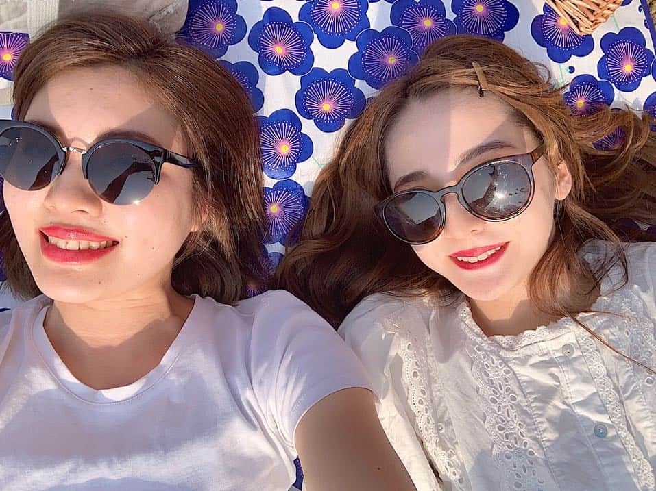 平木愛美のインスタグラム：「おはようございます💘 今日は朝から、横浜のほうのスタジオへ〜撮影中🌞 . 写真は日曜日のお花見。 このときのランチはcityshopでテイクアウトしたもの！！ 野菜たっぷりボリュームあって本当に美味しい💞  そしてDMでも質問頂いてた、フルーツサンドは #フツウニフルウツ 🍓🍌🥝 狙ってたそのフツウニフルウツは目の前の人で完売しちゃったのですが泣 ヤヨイヒメとデコポンとダブルバナナをget♡ あといちごみるく🥛 苺がしっかり入ってるヤヨイヒメはやっぱり一番美味しかったなあ！！ これからお花見シーズンが過ぎて、ただただピクニックにも、 おすすめテイクアウト〜💘 #cityshop #salad #picnic #tokyocafe  #フツウニフルウツ #お花見 #桜 #パンとエスプレッソと #フルーツサンド #砧公園」